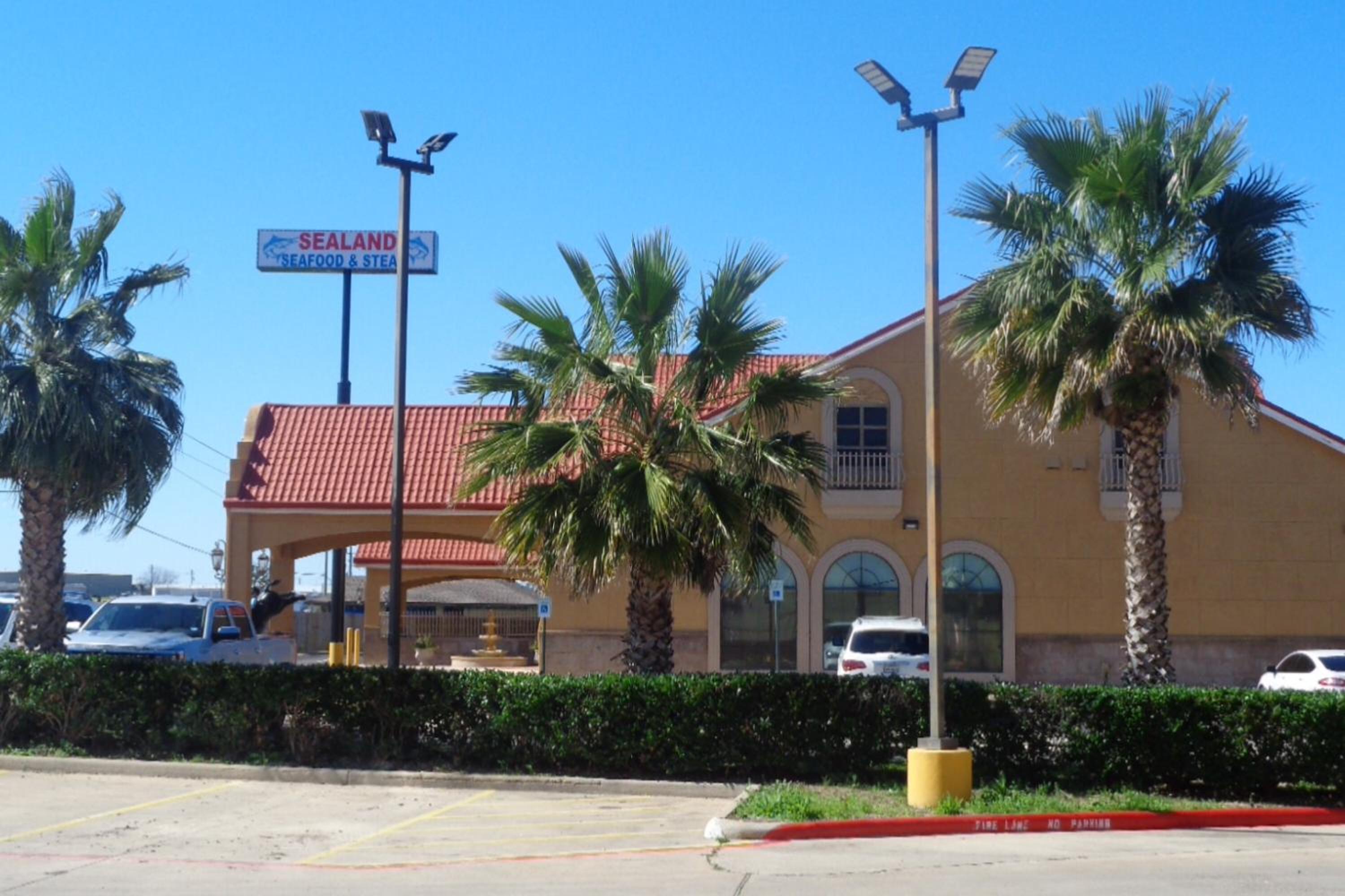 Brenham Vacations - Super 8 by Wyndham Brenham TX - Property Image 5