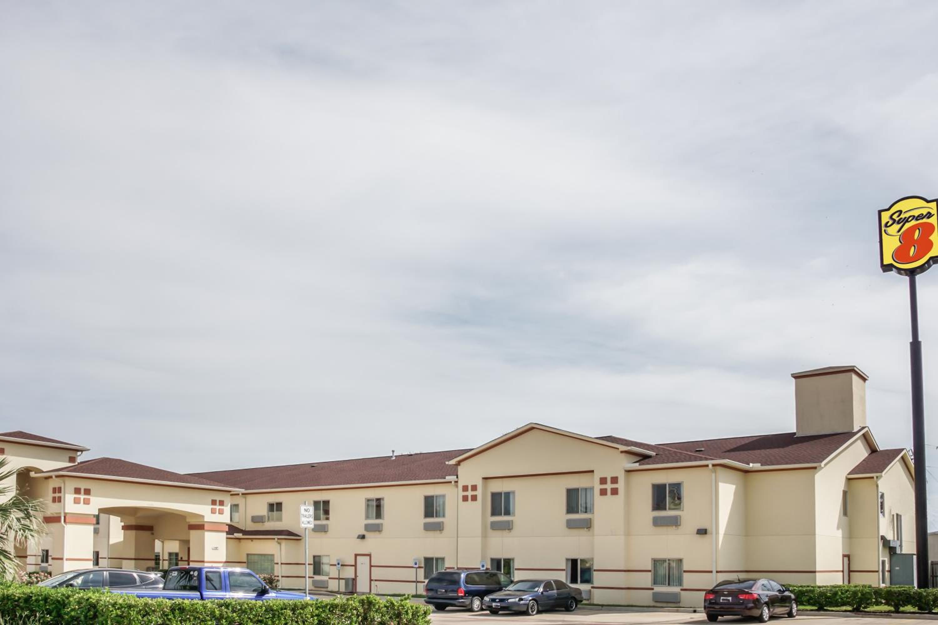 Brenham Vacations - Super 8 by Wyndham Brenham TX - Property Image 3