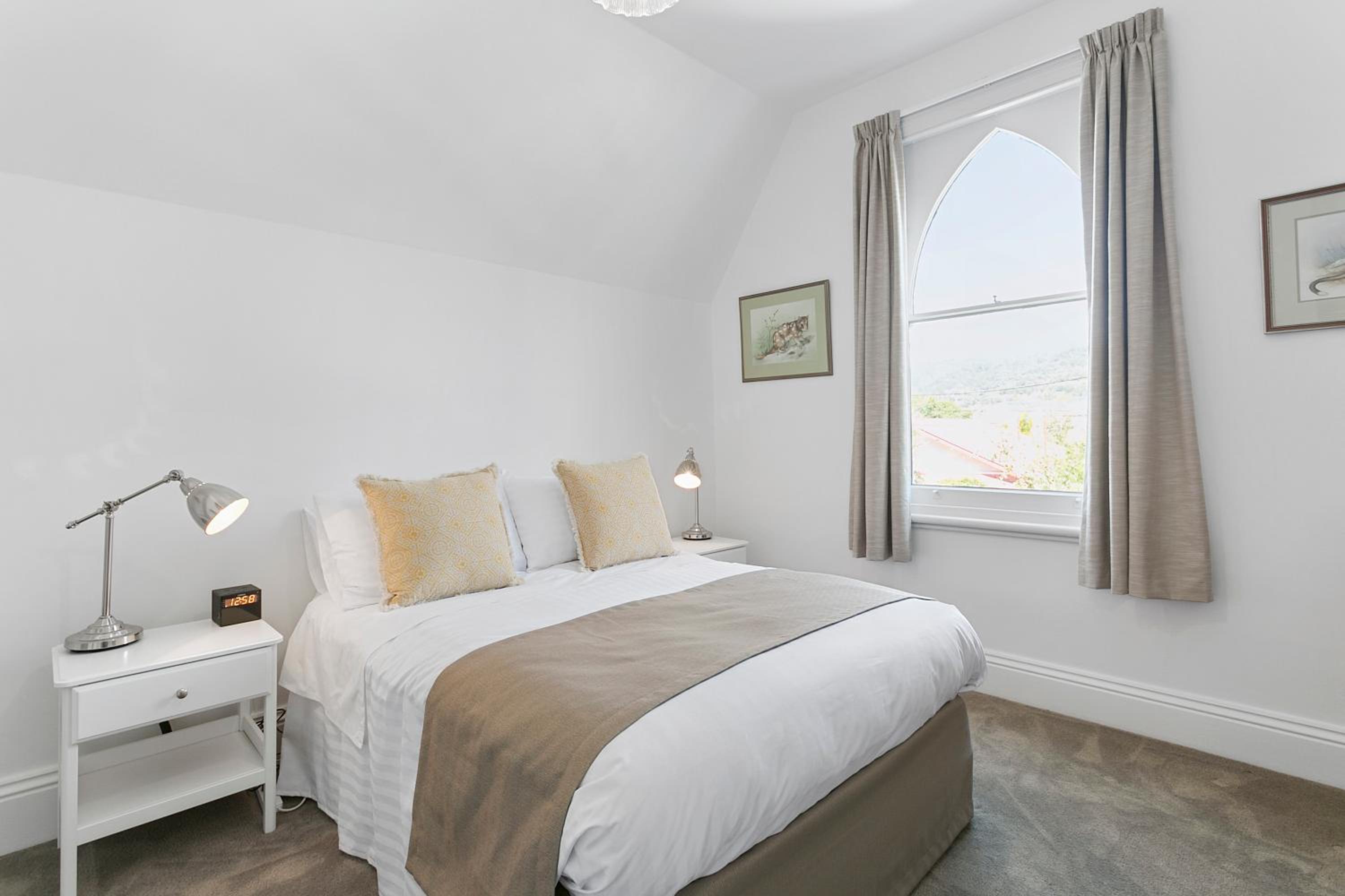 Amberley - circa 1880s Luxury - 5 b'rooms sleeps 9
