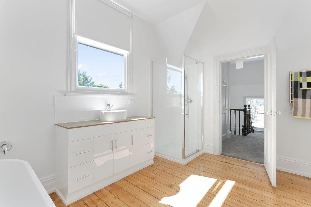 Amberley - circa 1880s Luxury - 5 b'rooms sleeps 9