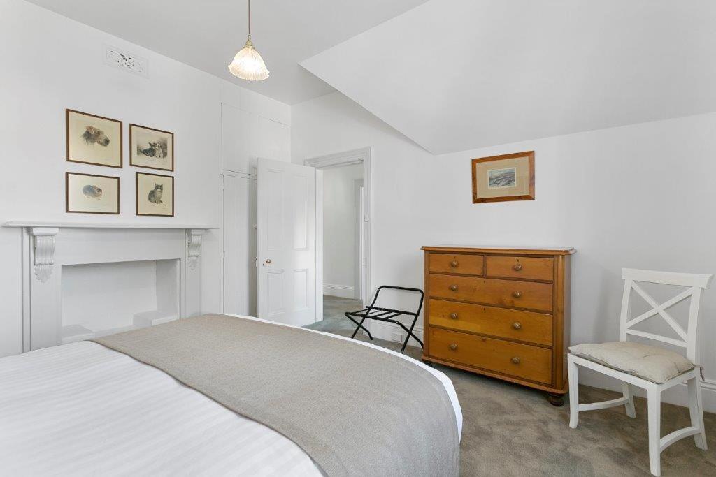 Amberley - circa 1880s Luxury - 5 b'rooms sleeps 9