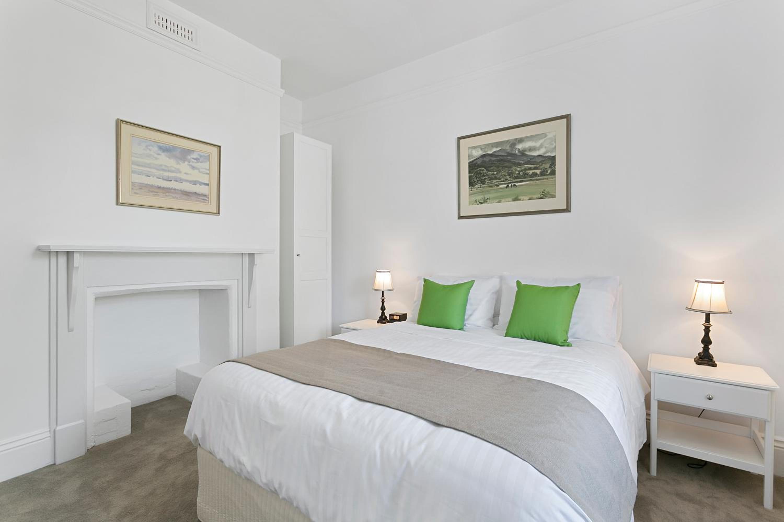Amberley - circa 1880s Luxury - 5 b'rooms sleeps 9