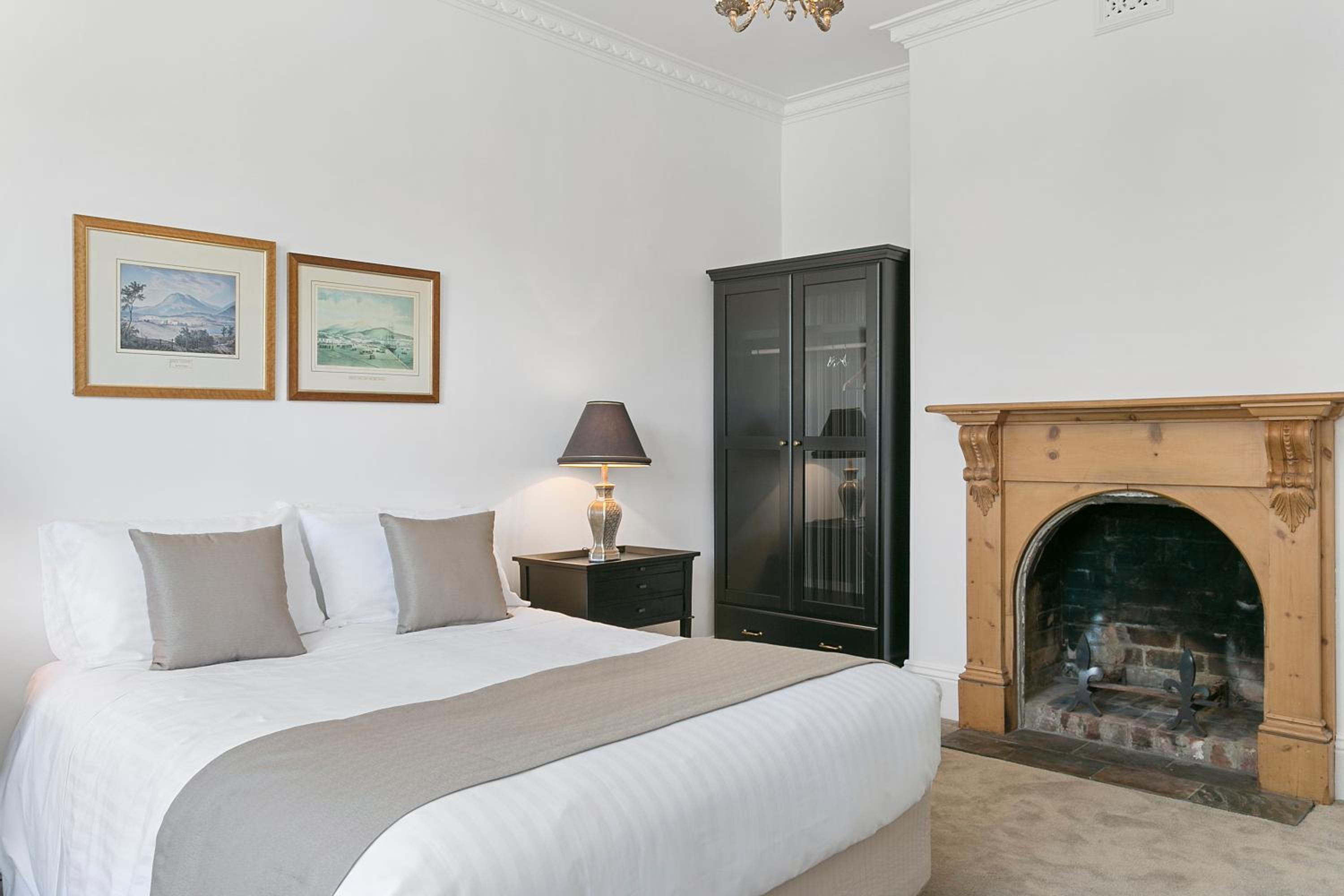 Amberley - circa 1880s Luxury - 5 b'rooms sleeps 9