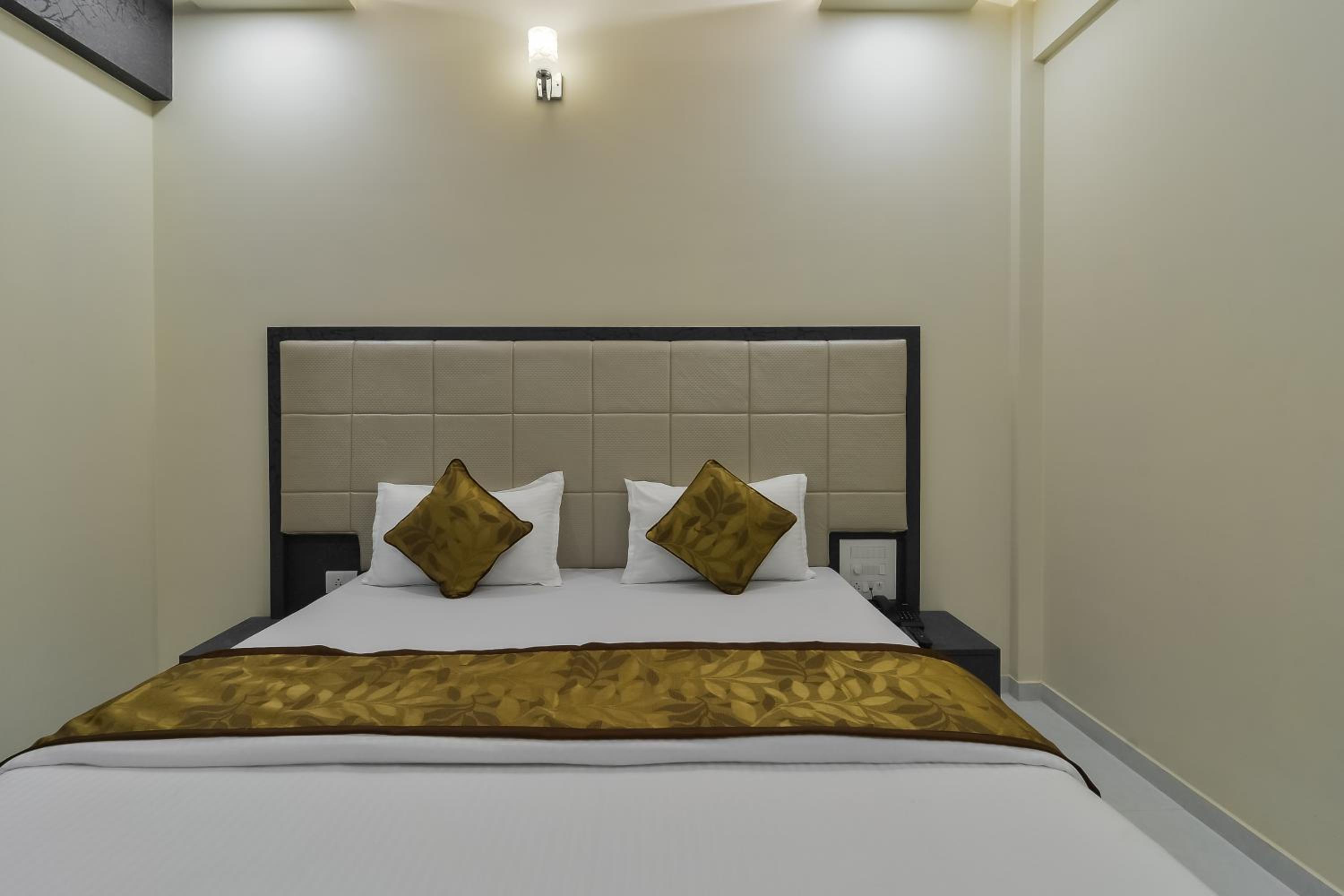 Hotel Aroma- Dadar photo 2