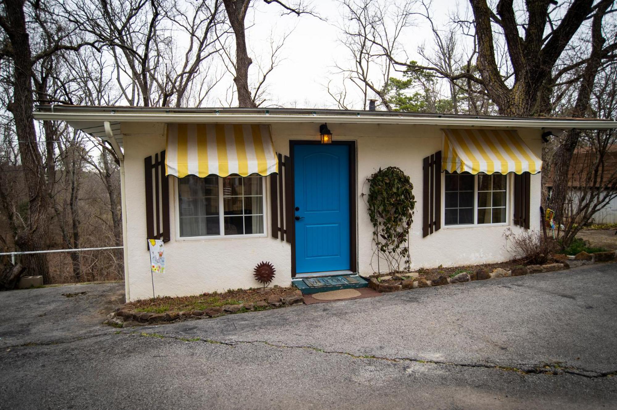 Sherwood Court Cottages & Guest Rooms