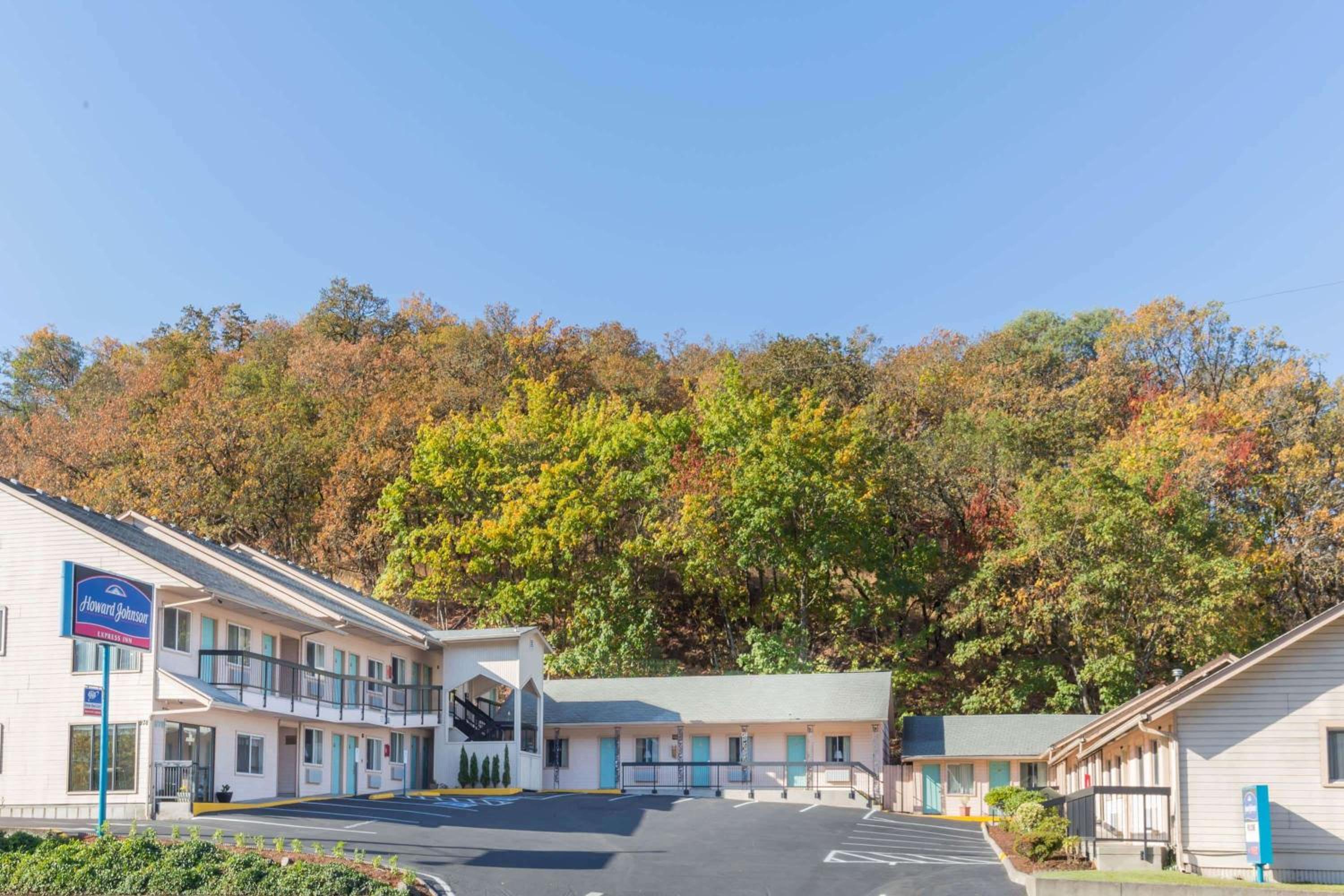 Roseburg Vacations - Howard Johnson by Wyndham Roseburg - Property Image 1