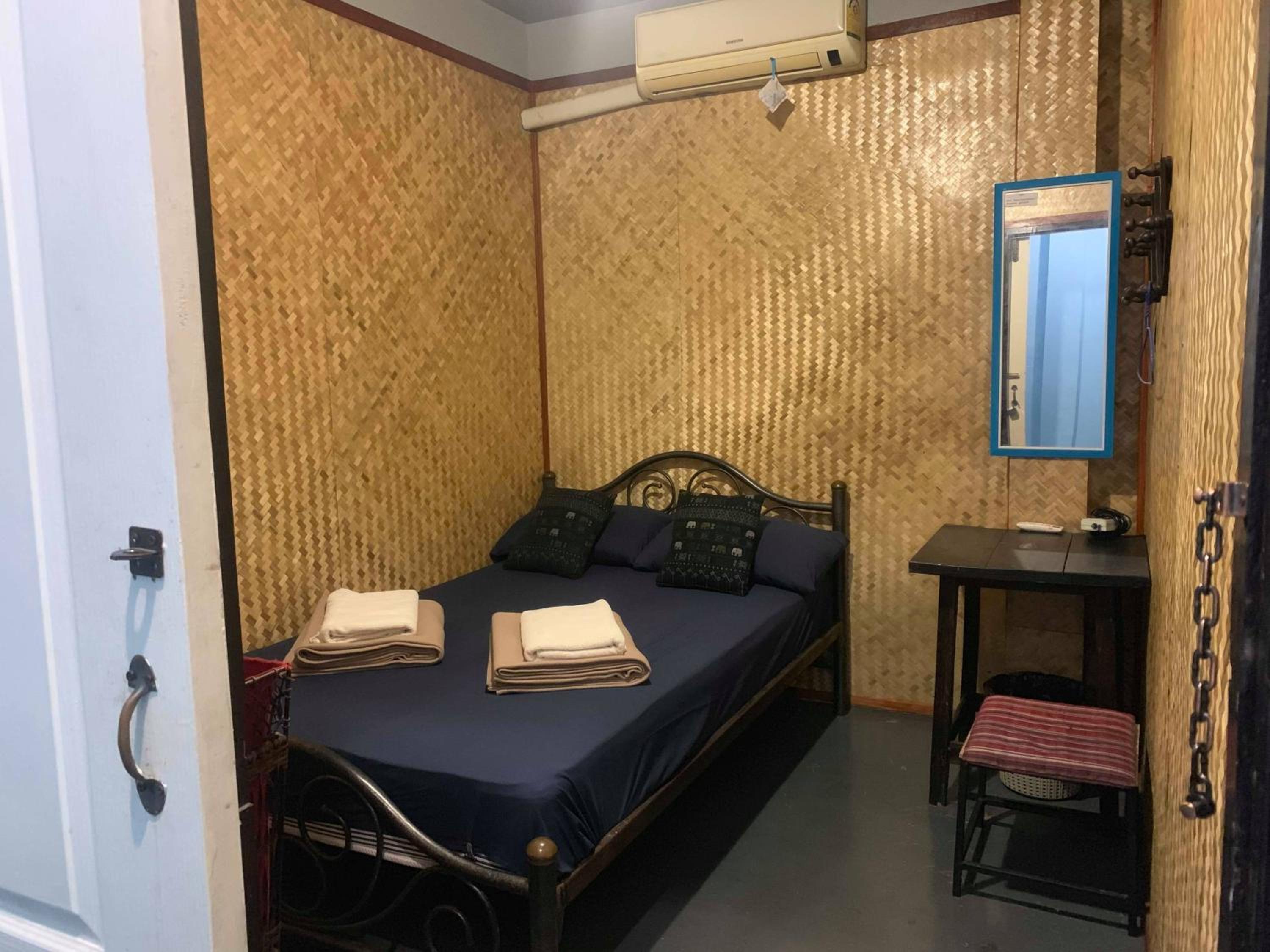 J Giant Hostel