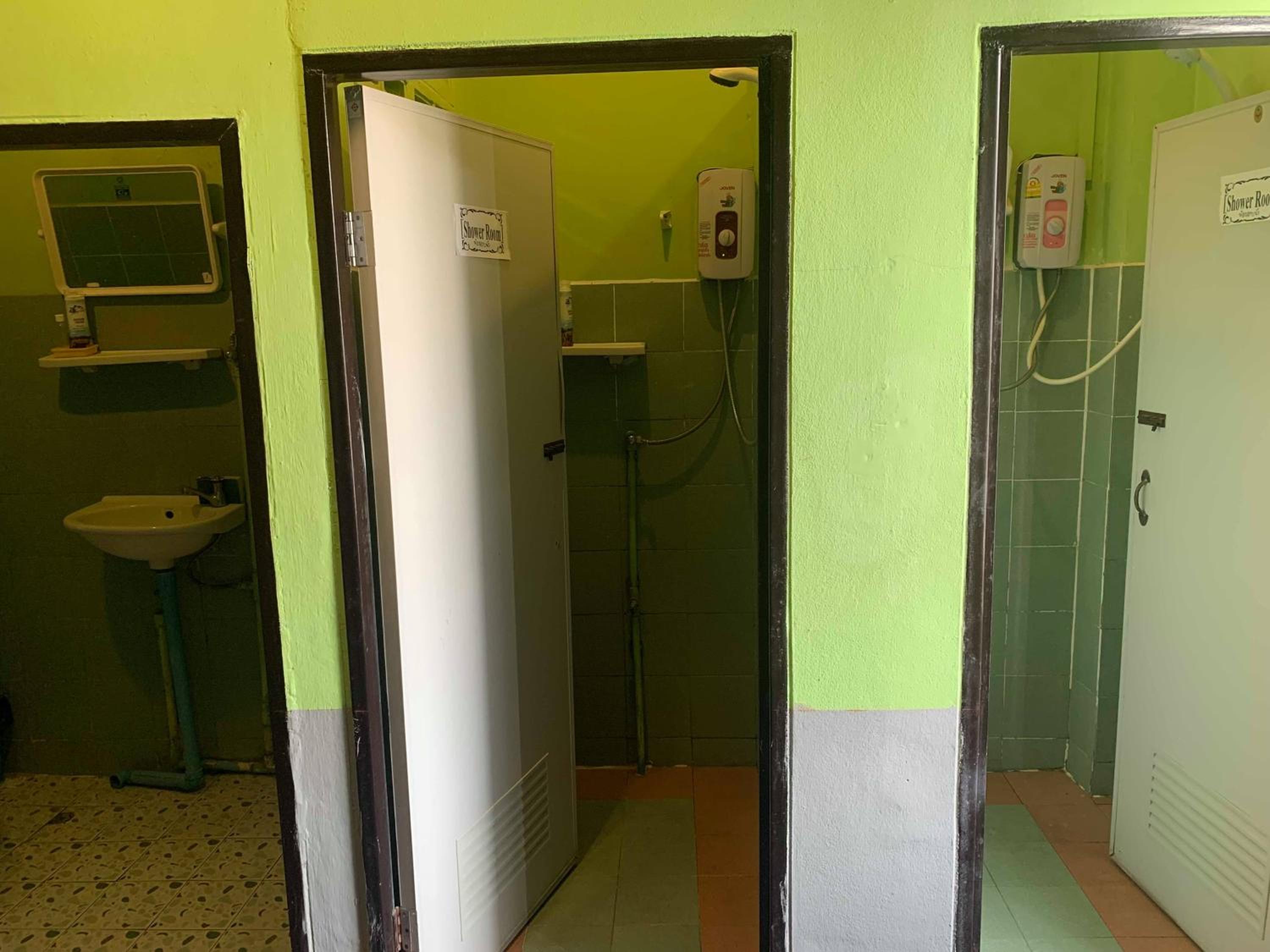 J Giant Hostel