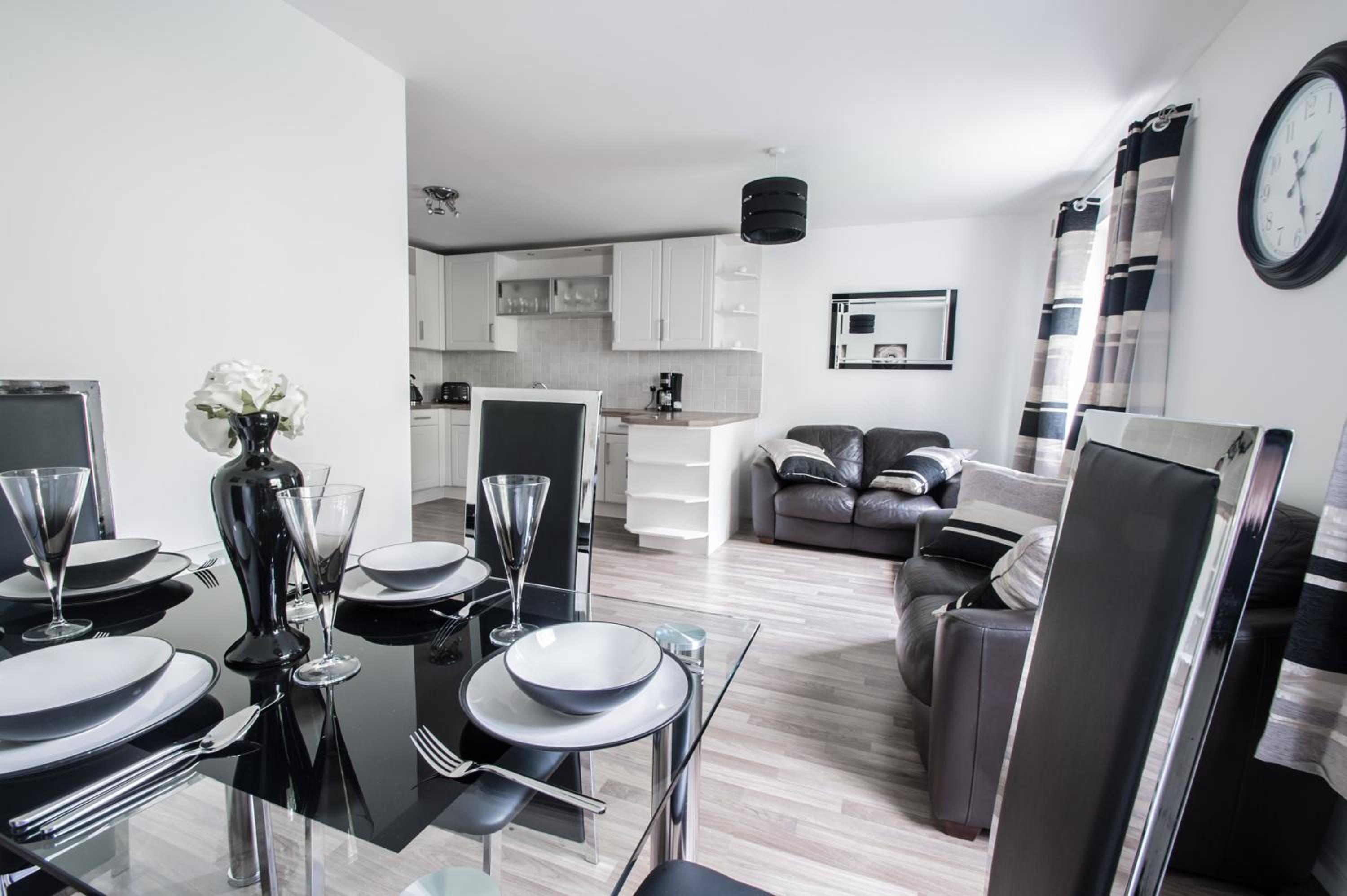 Orange Town House - Shaw Road, Only 6 Minutes to City Centre view 2