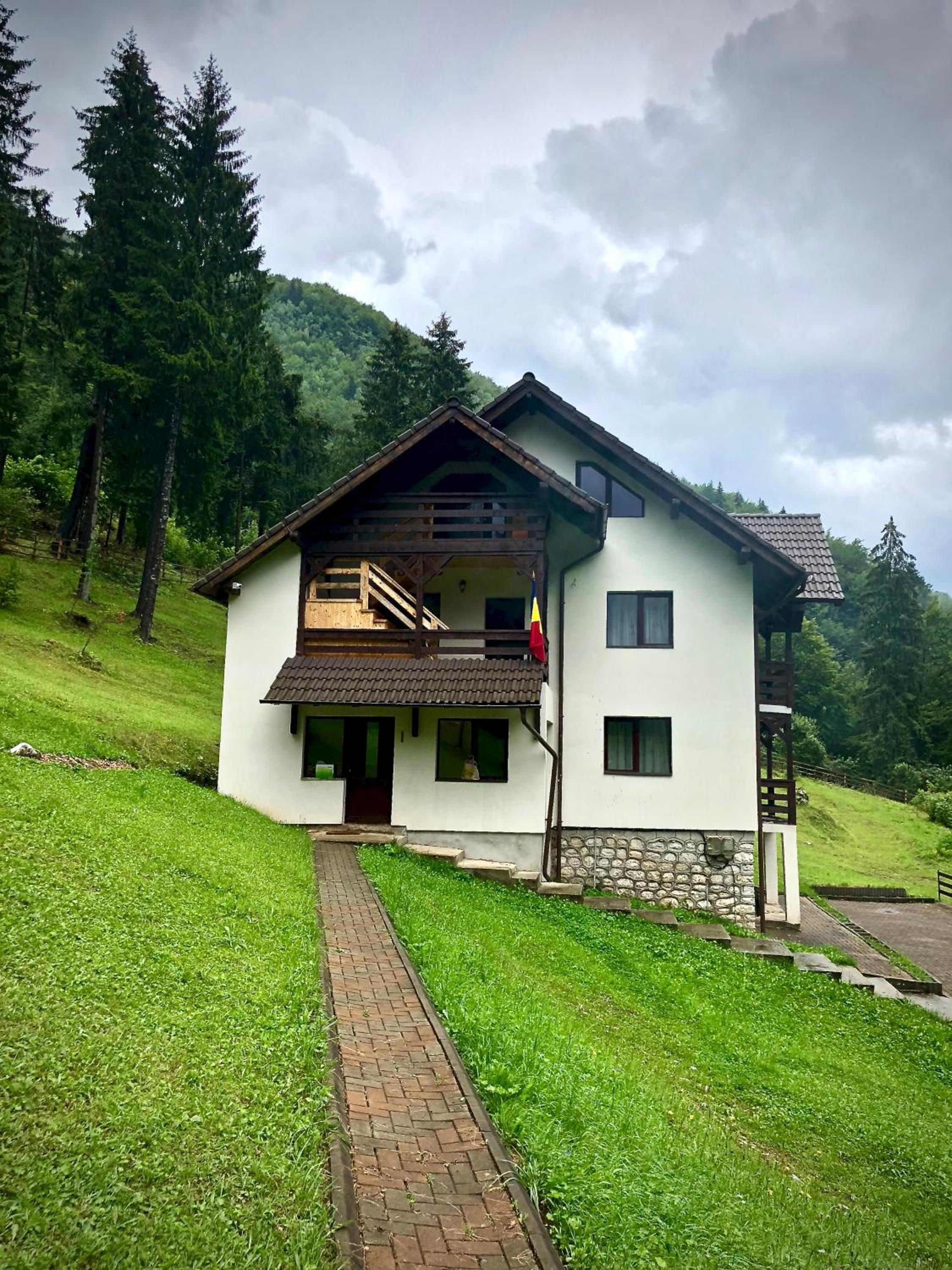 Cabana Caprioara - Piatra Craiului view 2