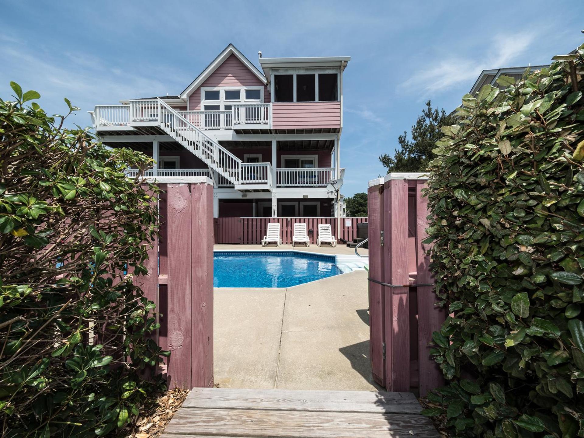 Raspberry Duck - Duck Landing, 525 Yds to Beach, Pool, Tiki Bar, Hot Tub, Close to Downtown