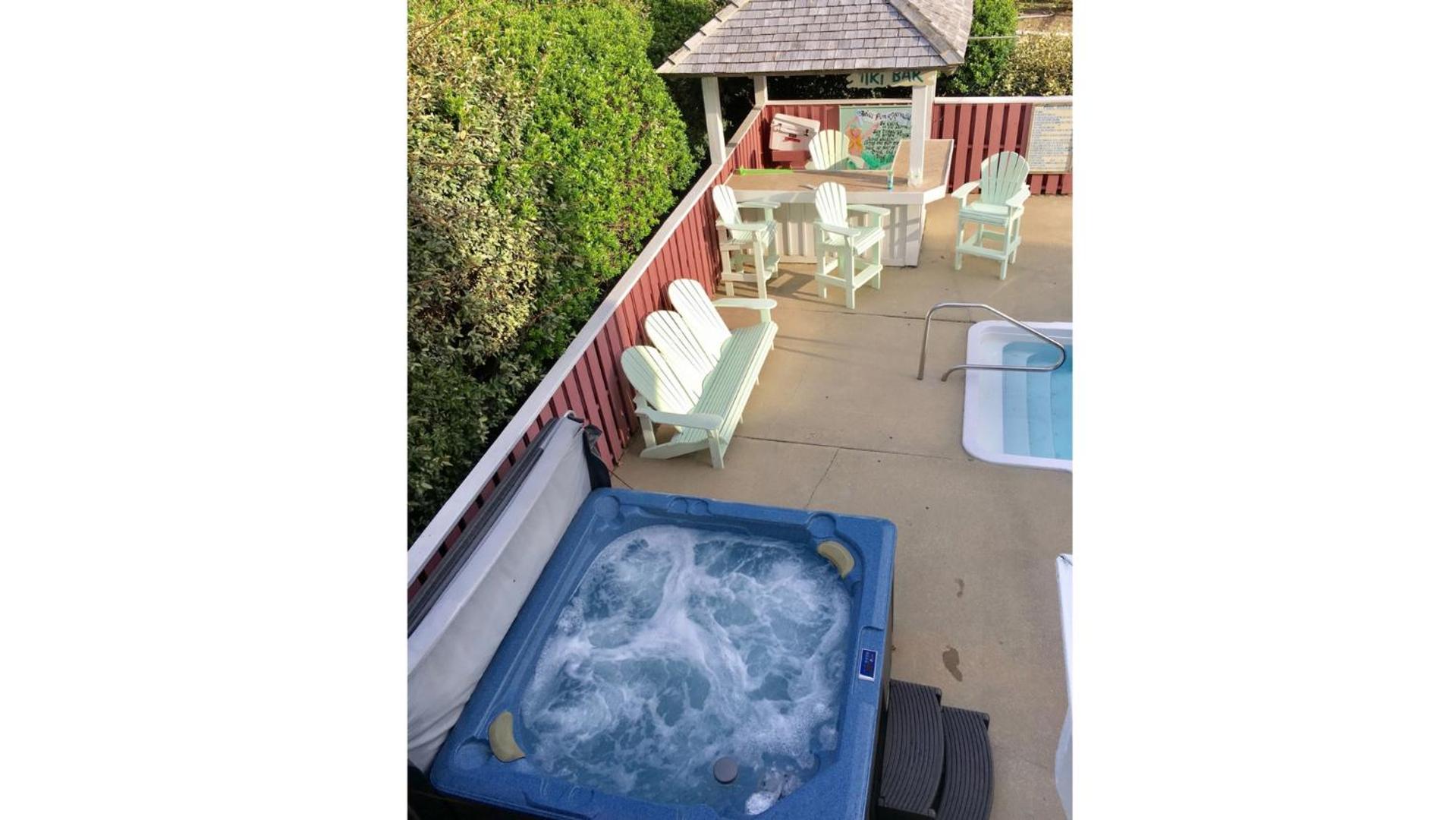 Raspberry Duck - Duck Landing, 525 Yds to Beach, Pool, Tiki Bar, Hot Tub, Close to Downtown
