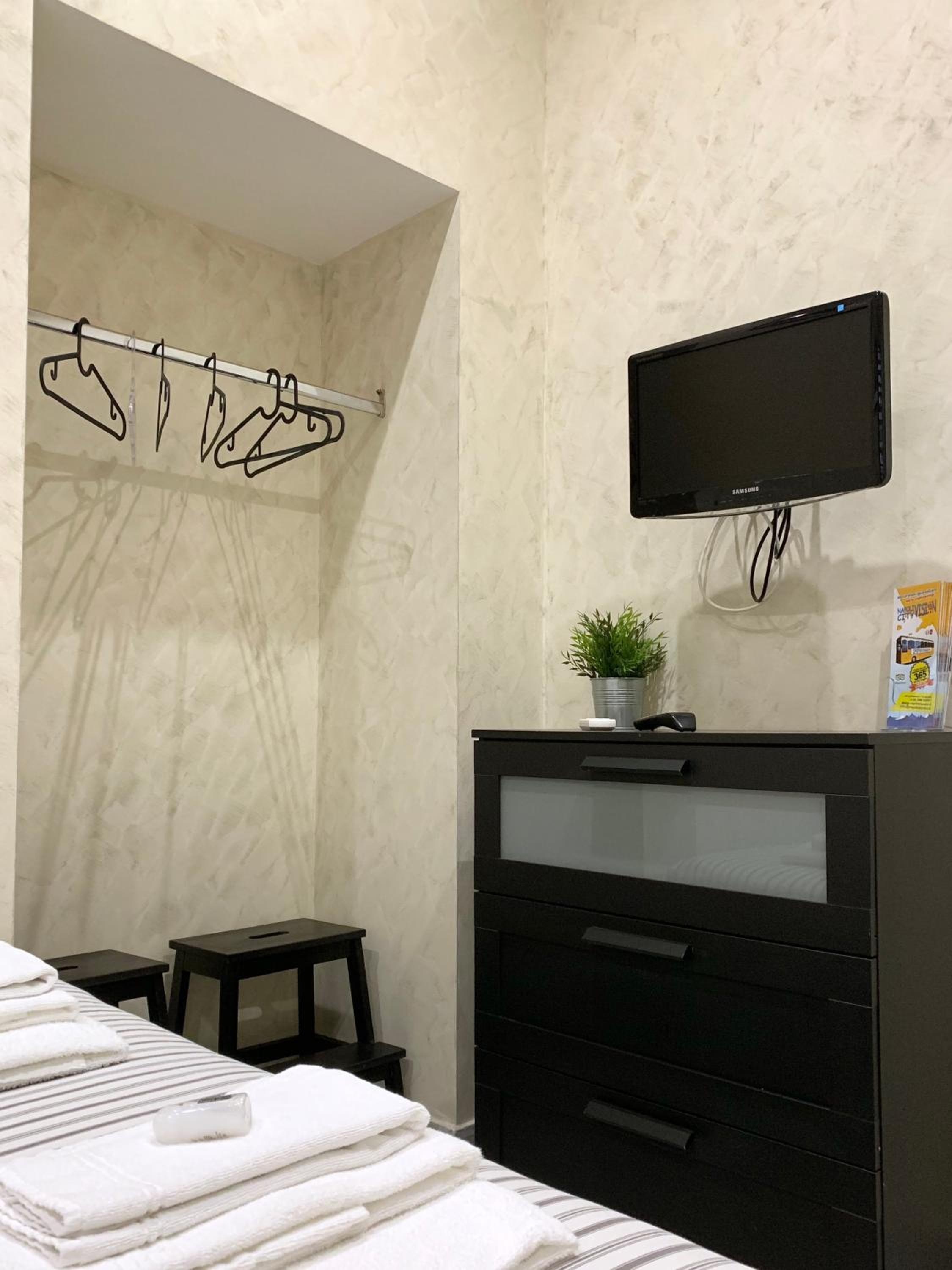 Bed No Breakfast AK