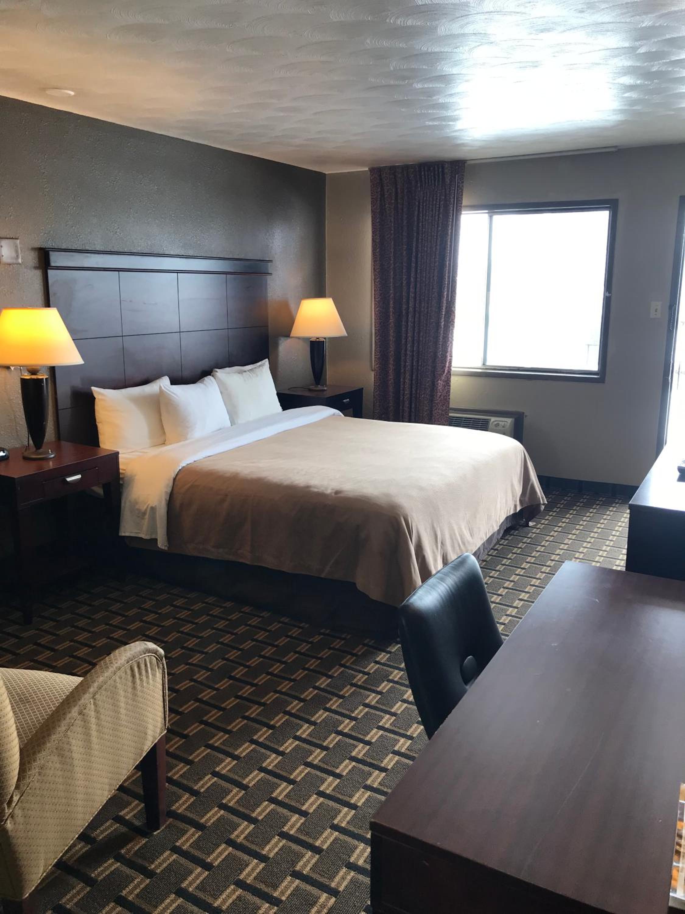 Evanston Vacations - Travelodge by Wyndham Evanston - Property Image 9