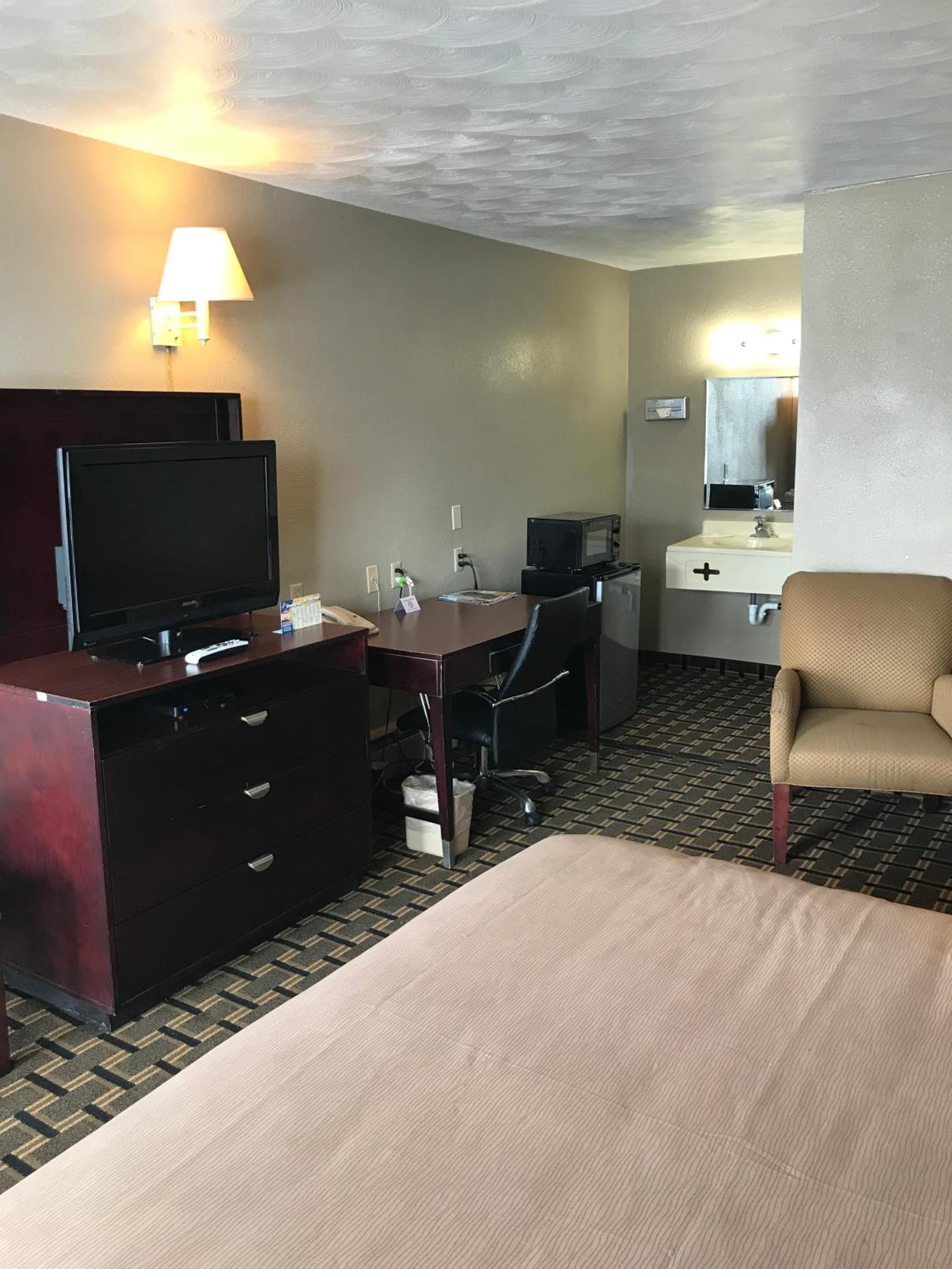 Evanston Vacations - Travelodge by Wyndham Evanston - Property Image 8