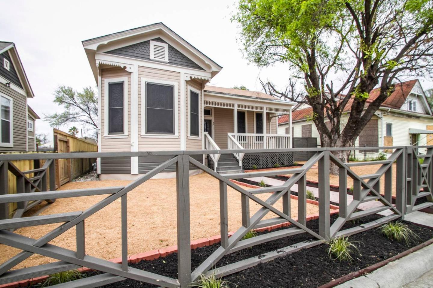 Wyoming St Restored Historic 2BR/1BA Downtown view 2