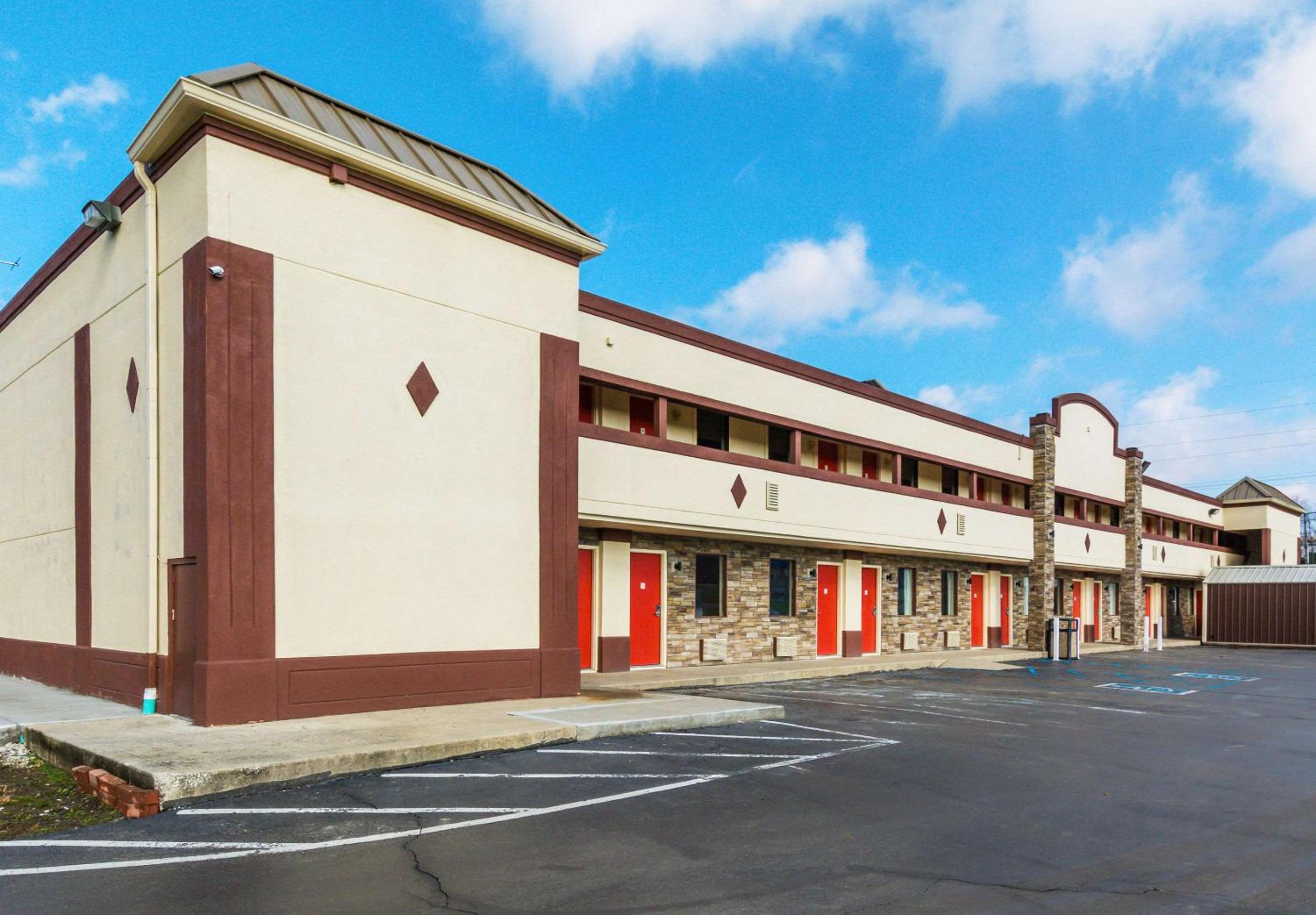 Econo Lodge Cloverdale view 3