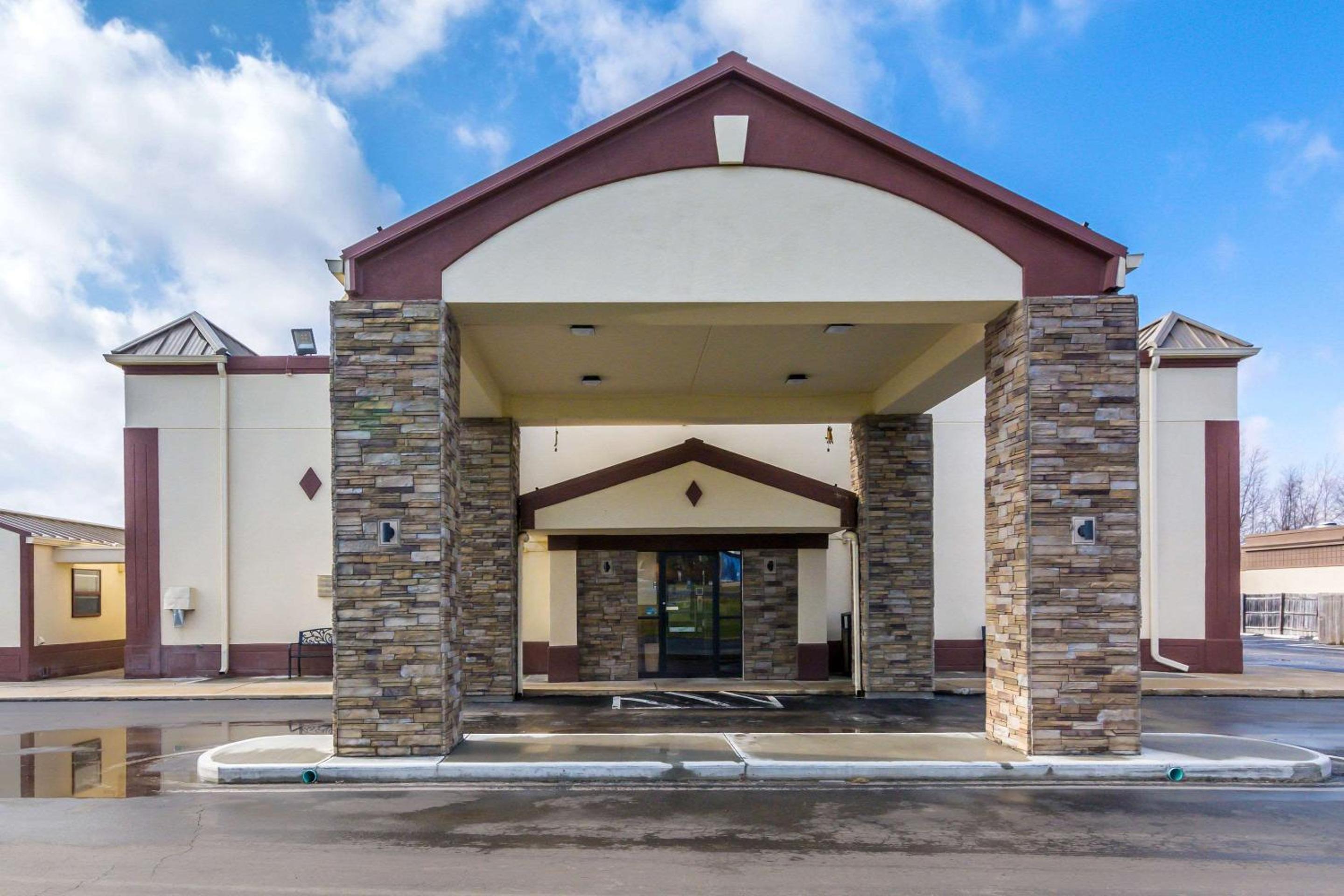 Econo Lodge Cloverdale view 2