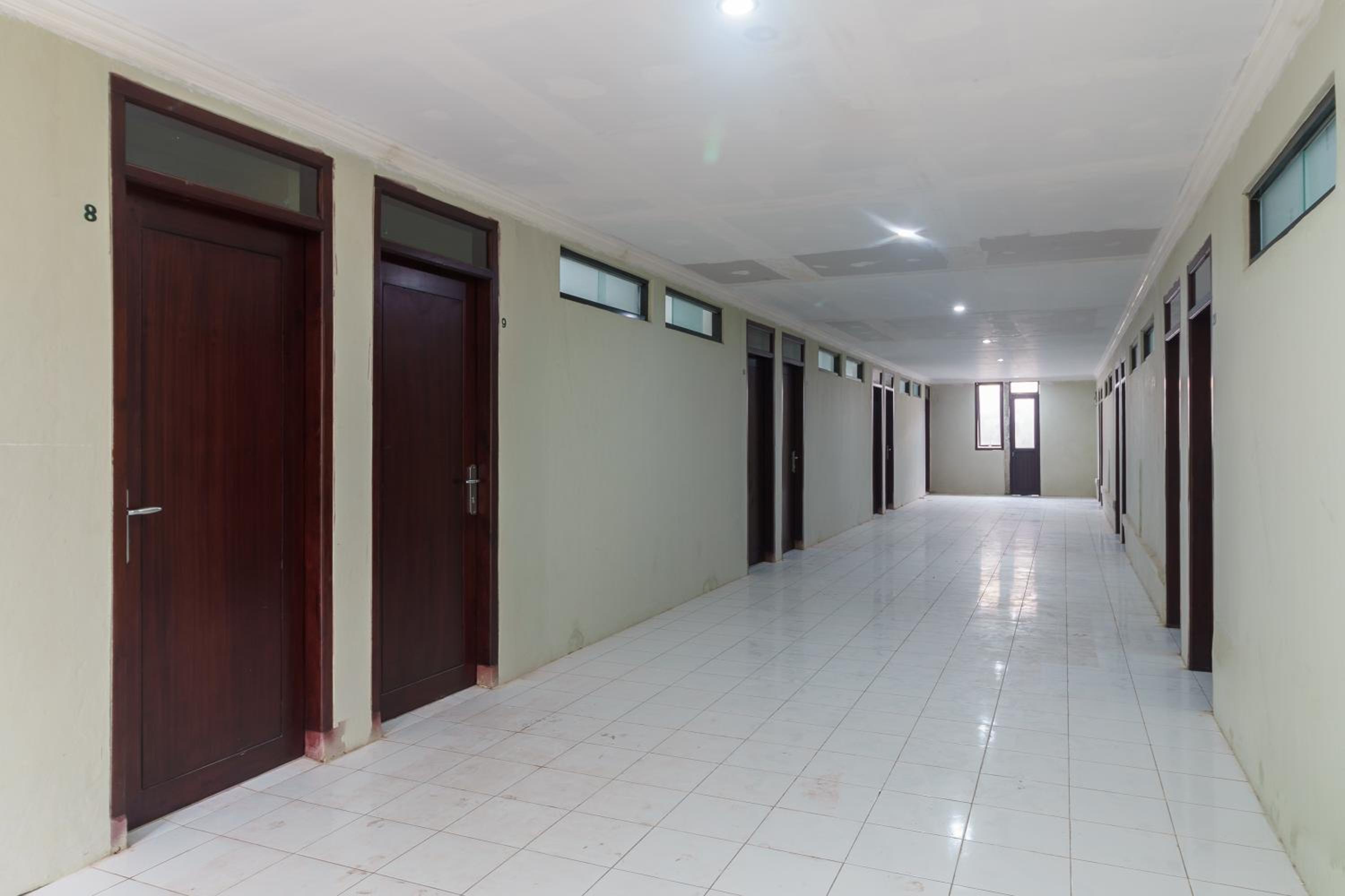 Hotel RedDoorz near Cikampek Mall Karawang - Image 1