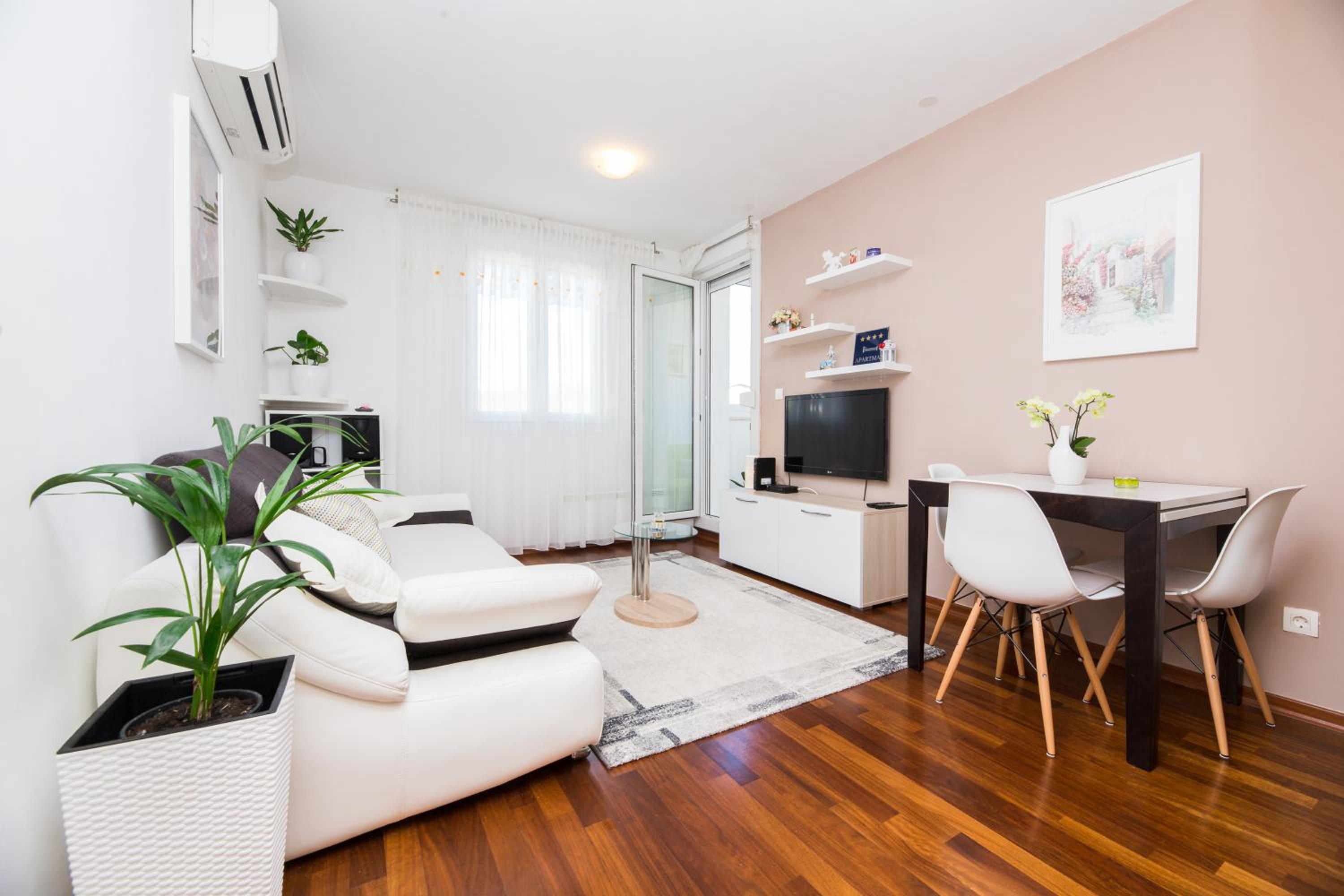 Beautiful New Apartment Bubli view 2