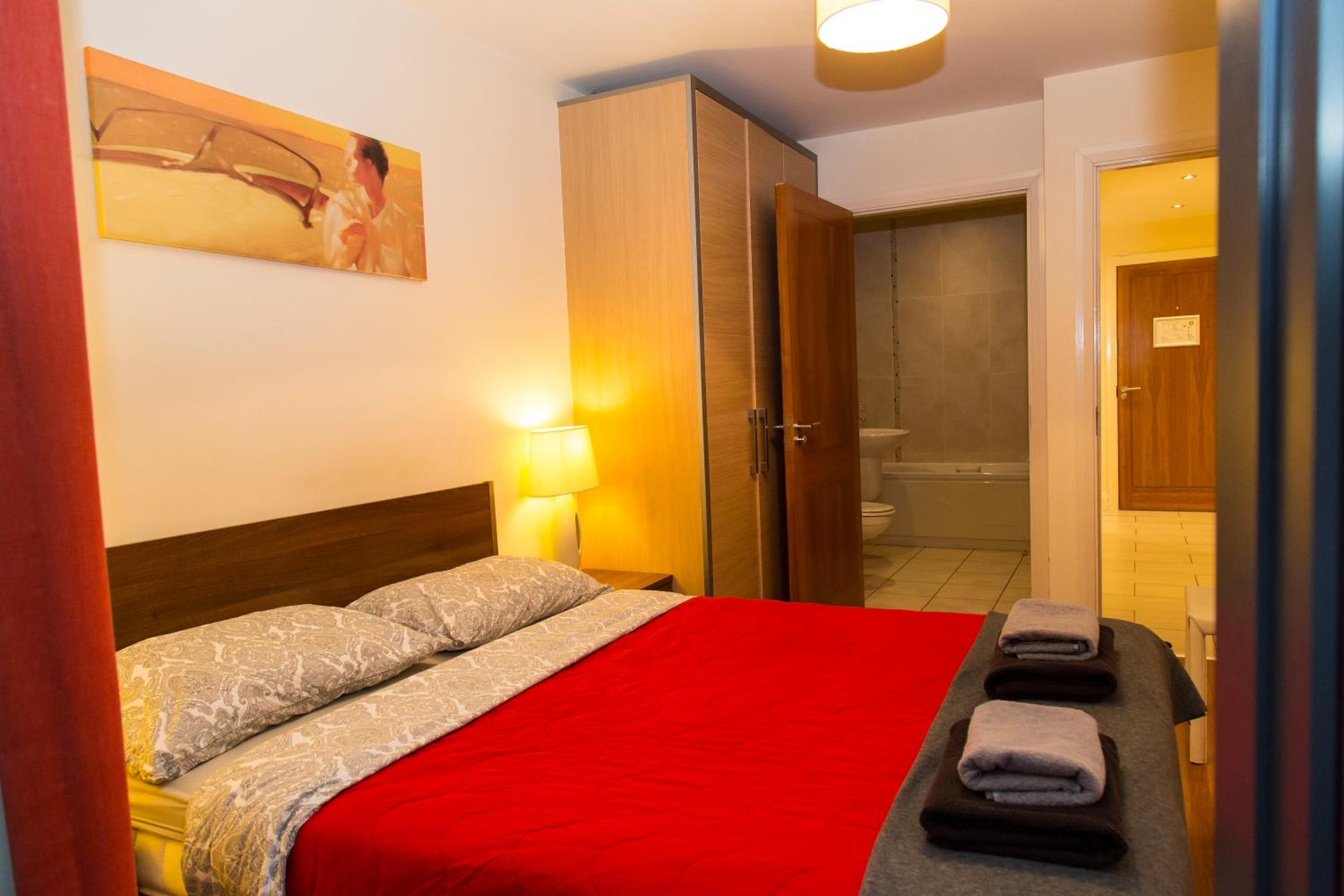 Spacous Dublin Escape 3BR Ensuited Free Parking