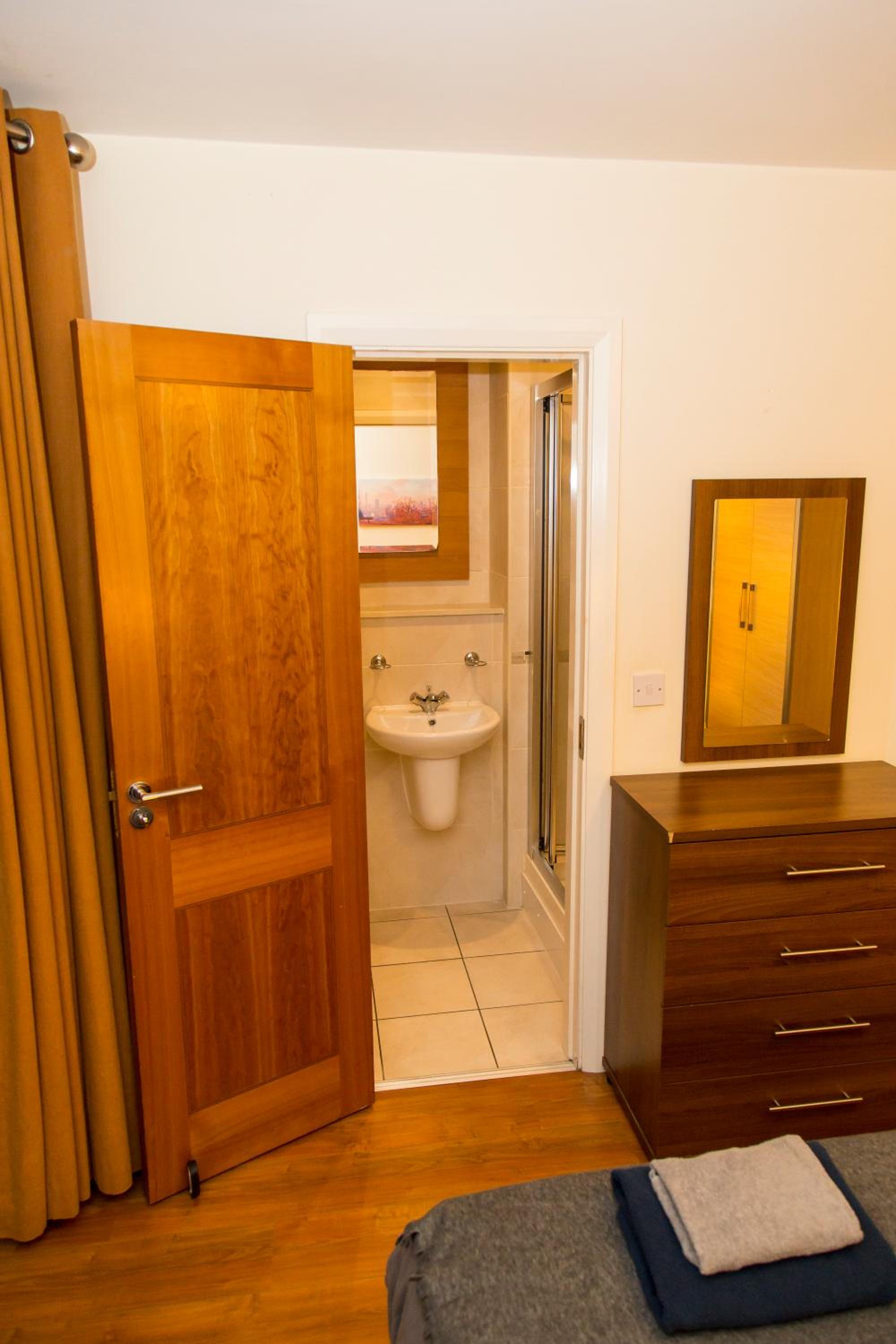 Spacous Dublin Escape 3BR Ensuited Free Parking
