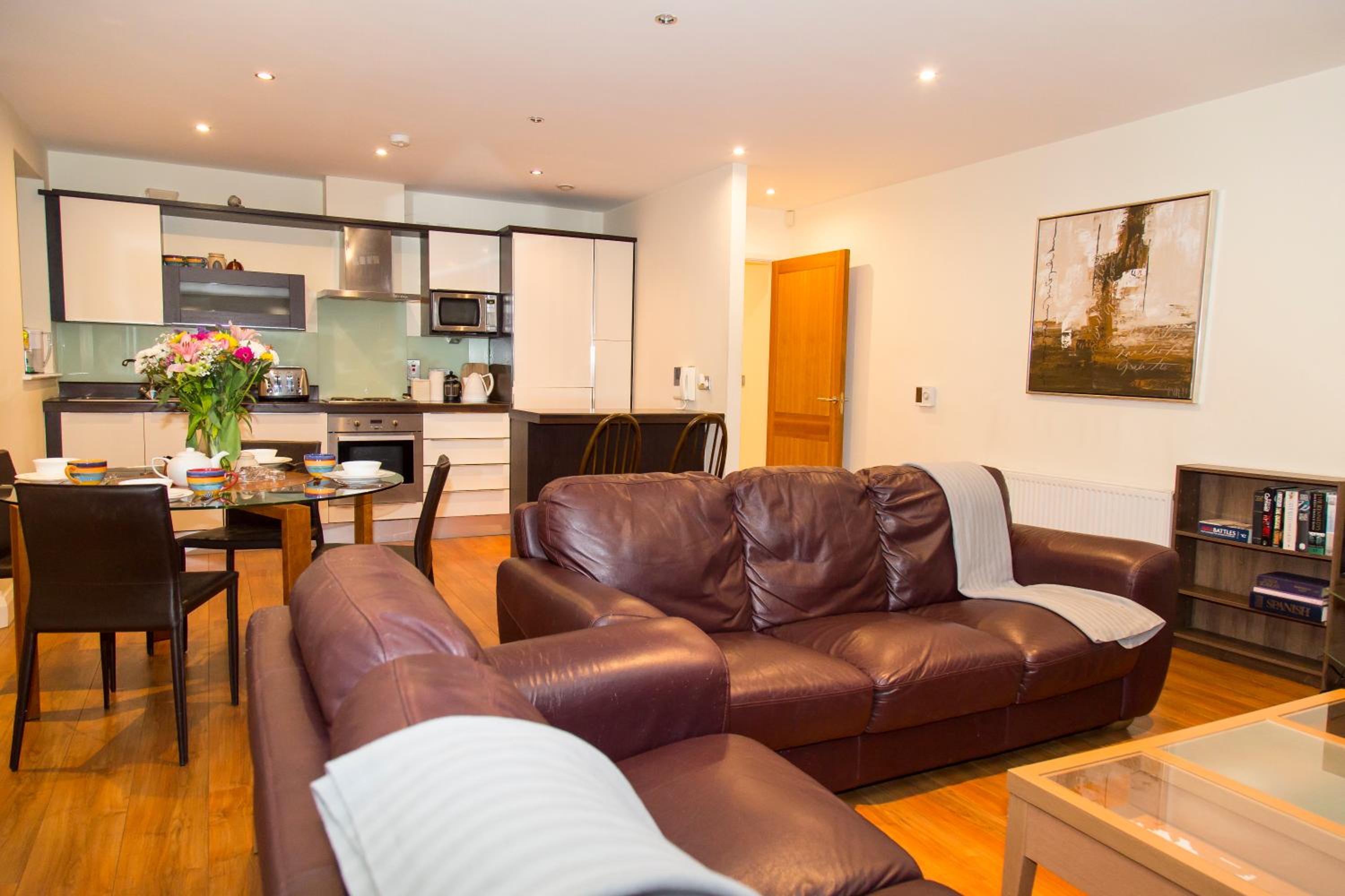 Spacous Dublin Escape 3BR Ensuited Free Parking