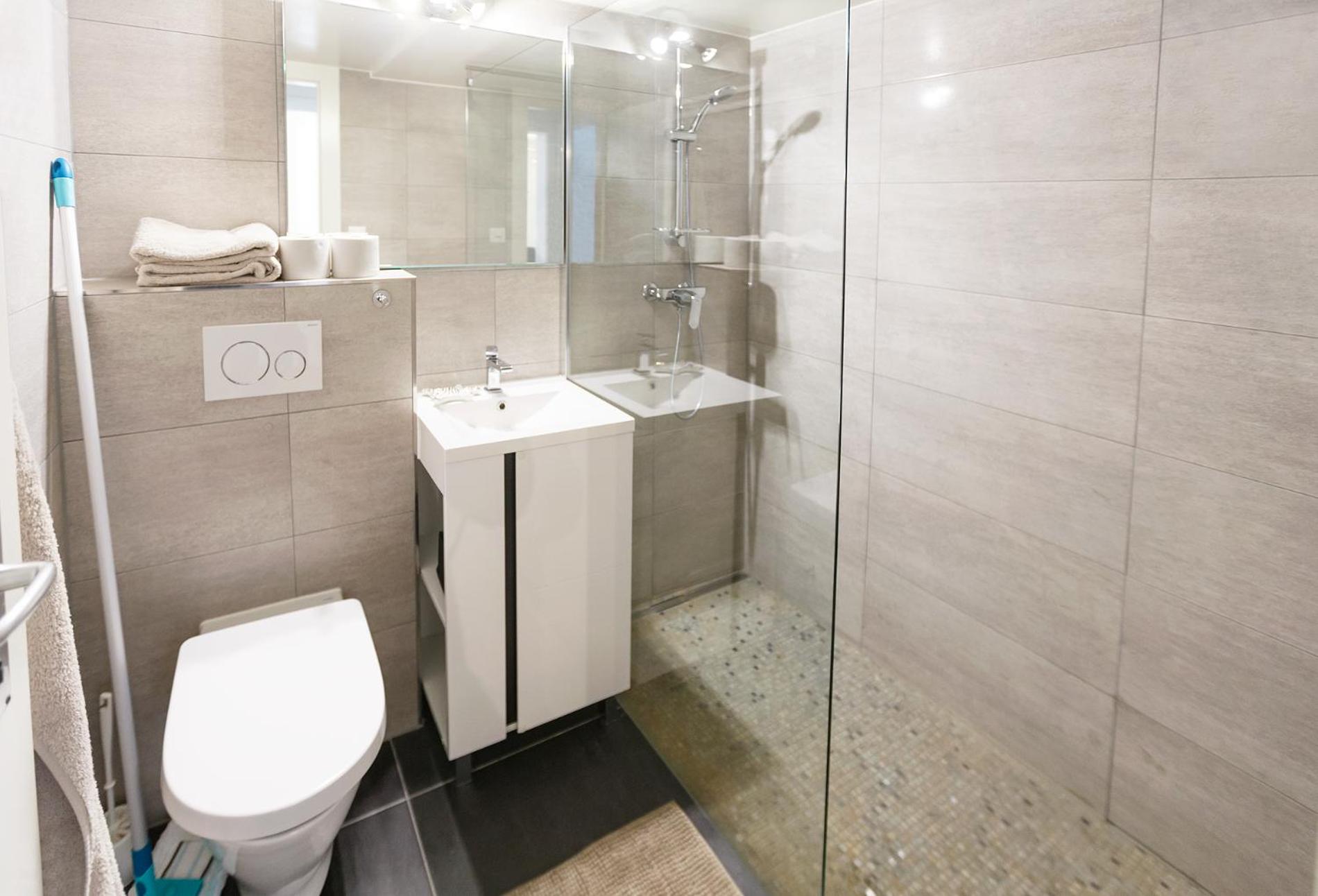 Elegant Apartment with Stunning Lake View view 4