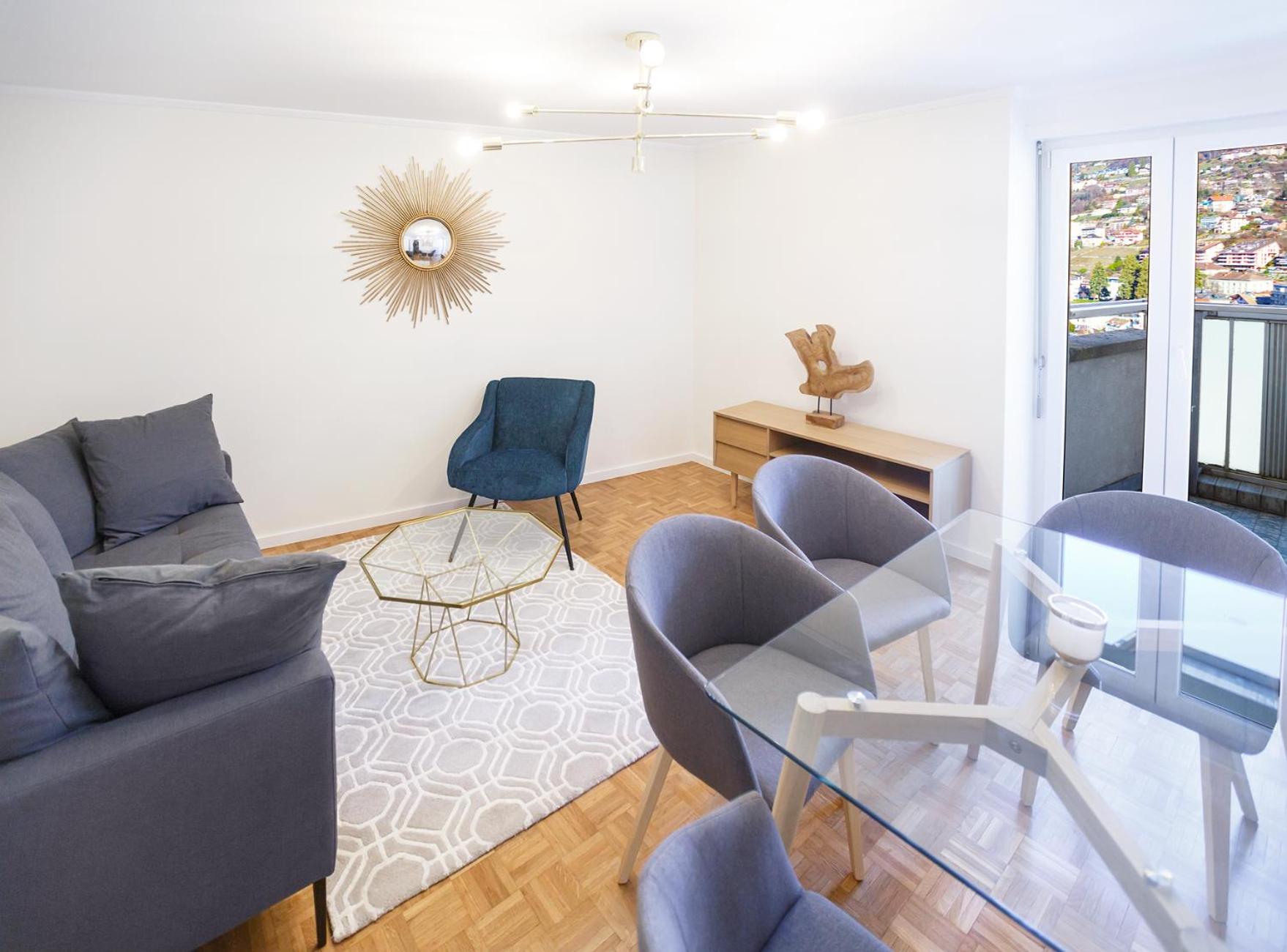 Elegant Apartment with Stunning Lake View view 5