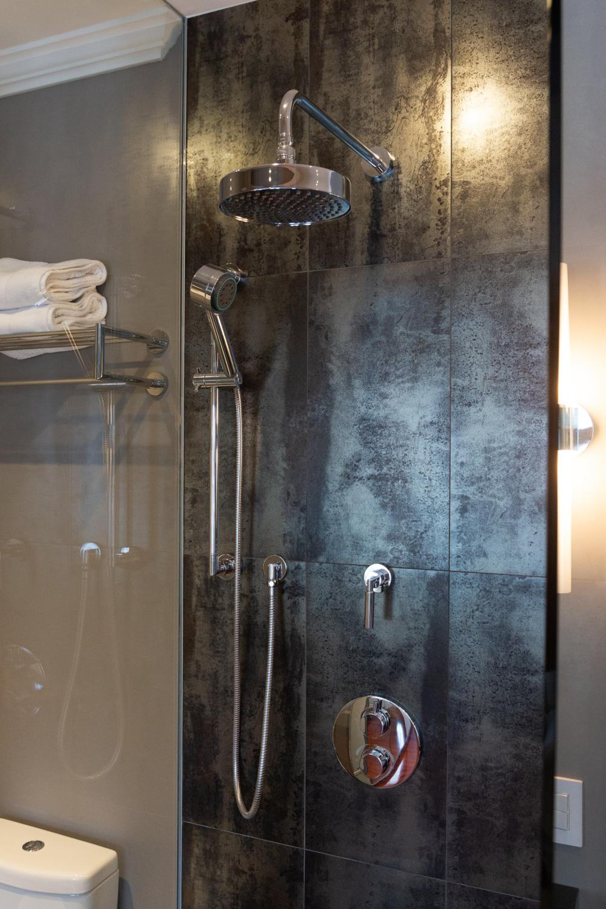 Downtown Luxury Victorian Retreat - Image 4