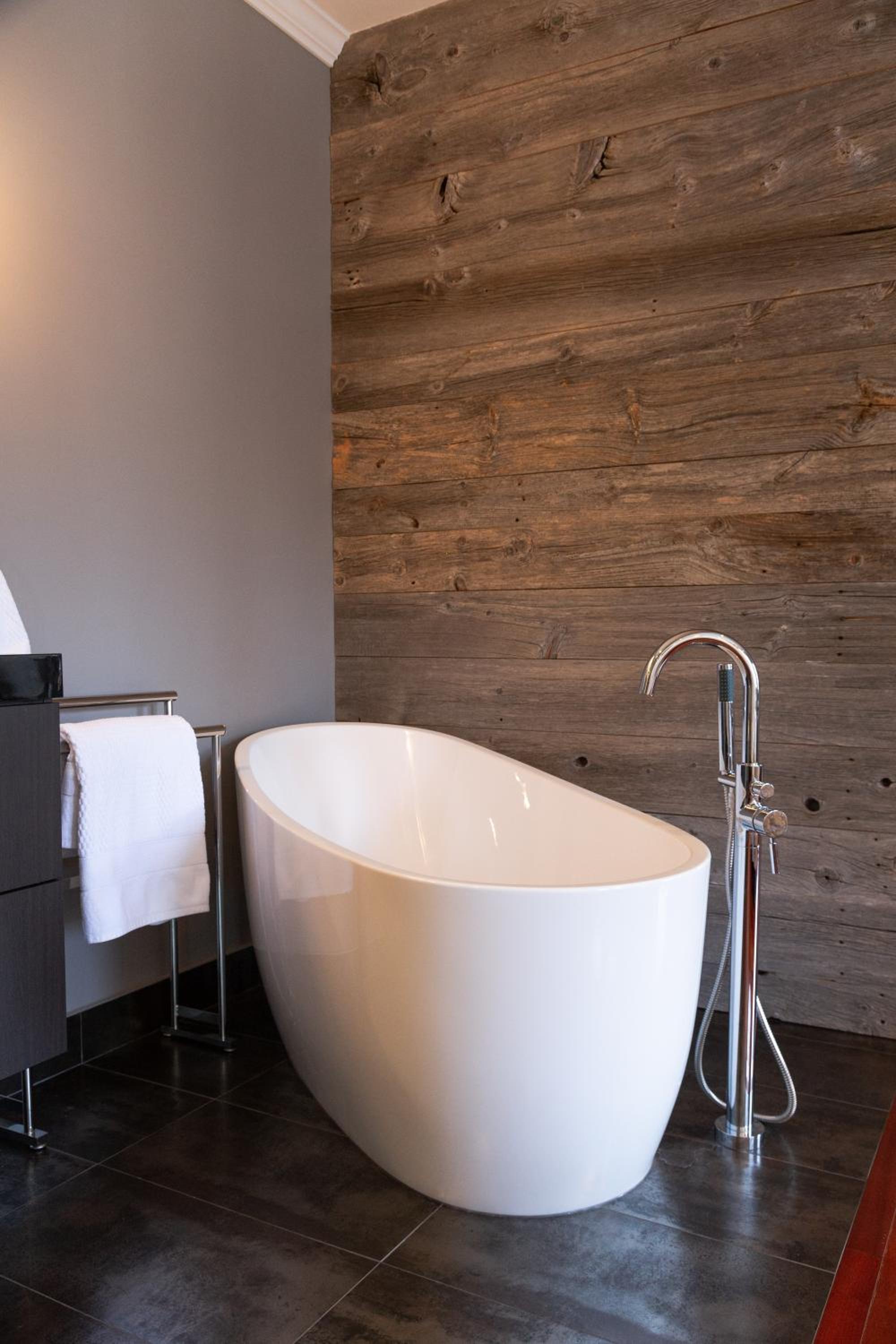 Downtown Luxury Victorian Retreat - Image 3