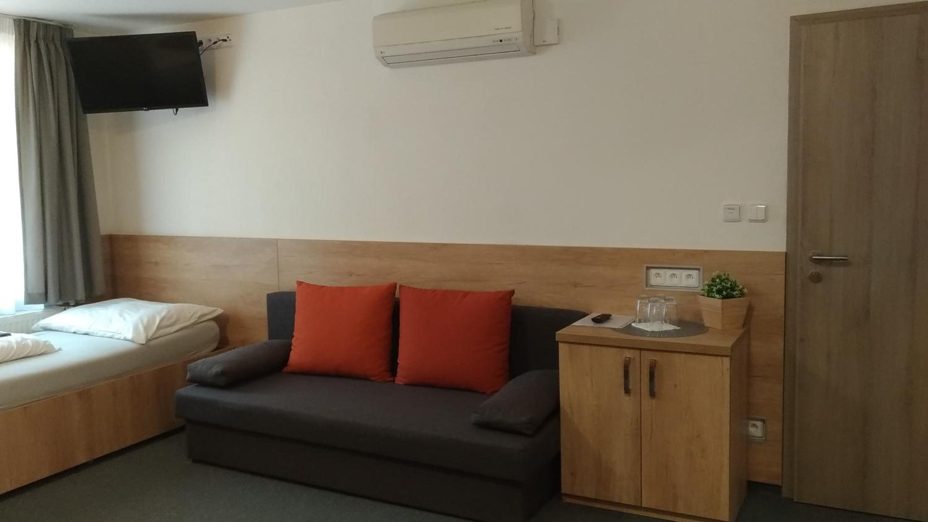 Penzion Kometa - rodinný pobyt u Novomlýnských jezer s komfortem, restaurací a dětskou zónou
