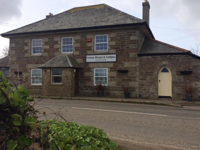 Crown House & Lodges B&B