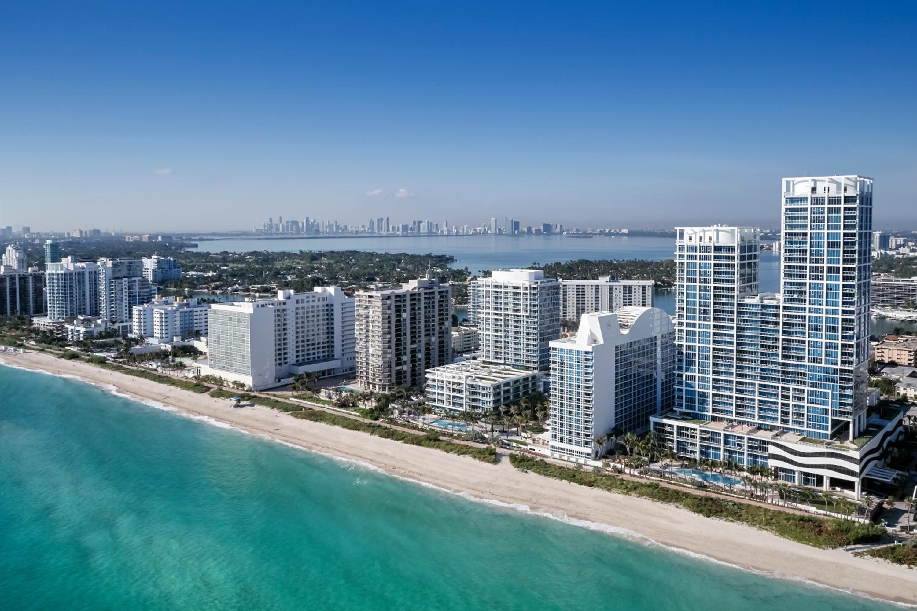 Hotel Carillon Miami Wellness Resort - Image 1