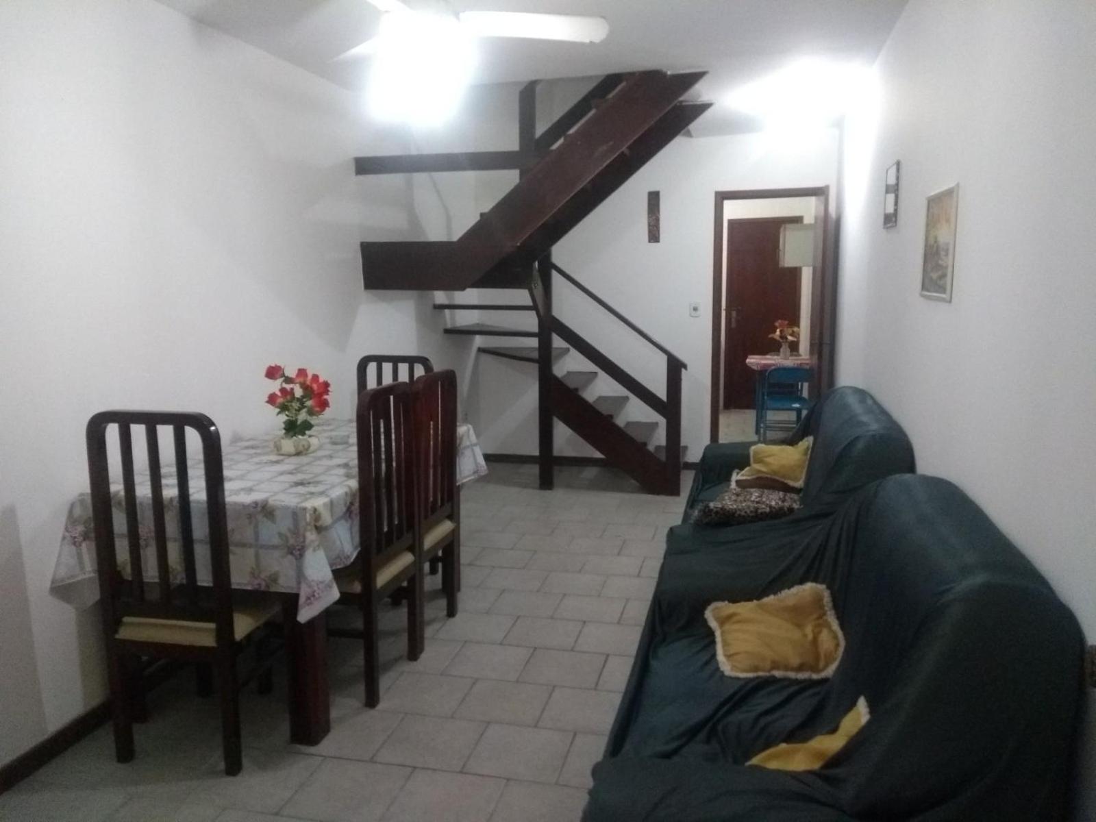Casa com 2 quartos em condomínio