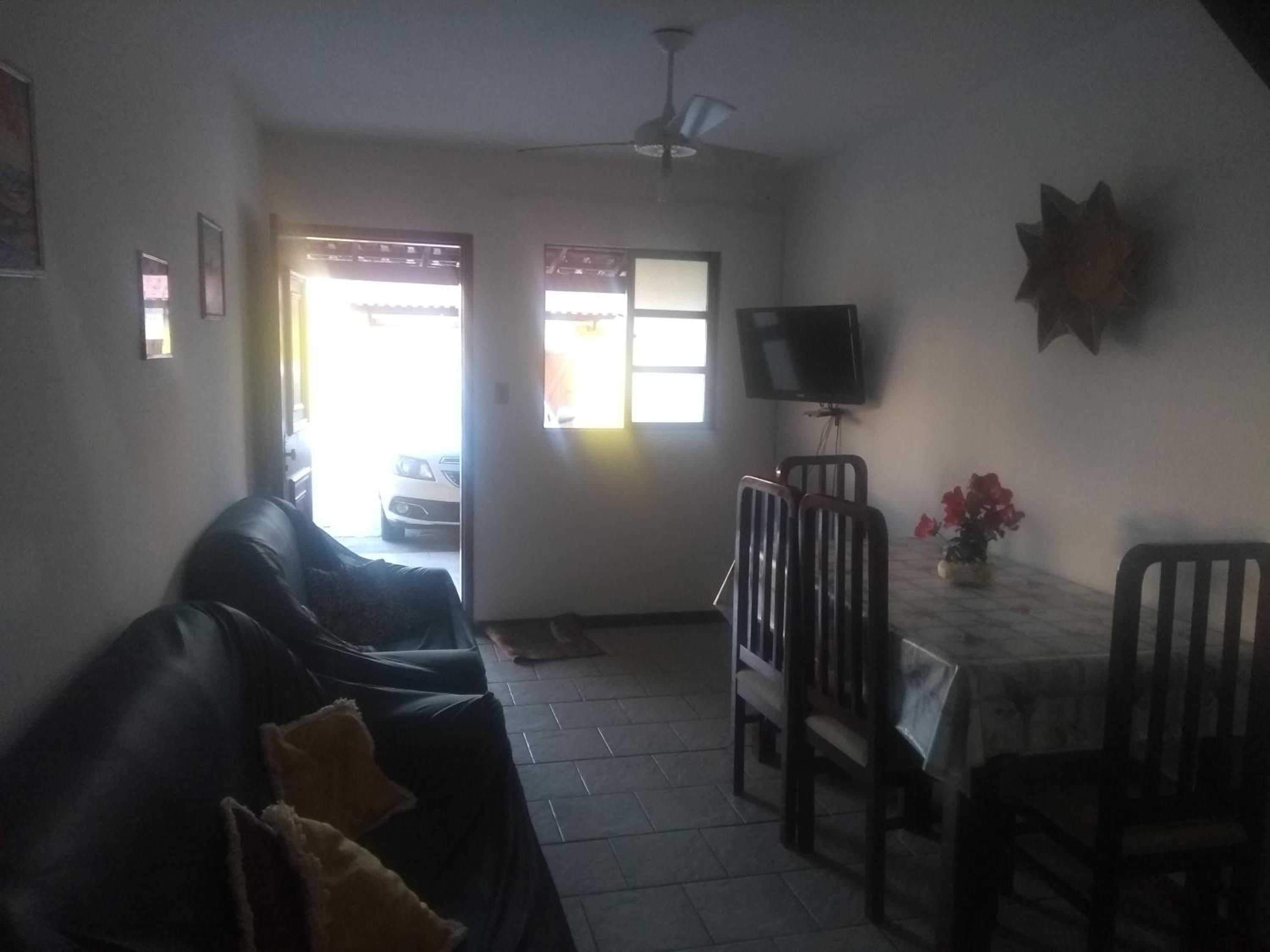 Casa com 2 quartos em condomínio