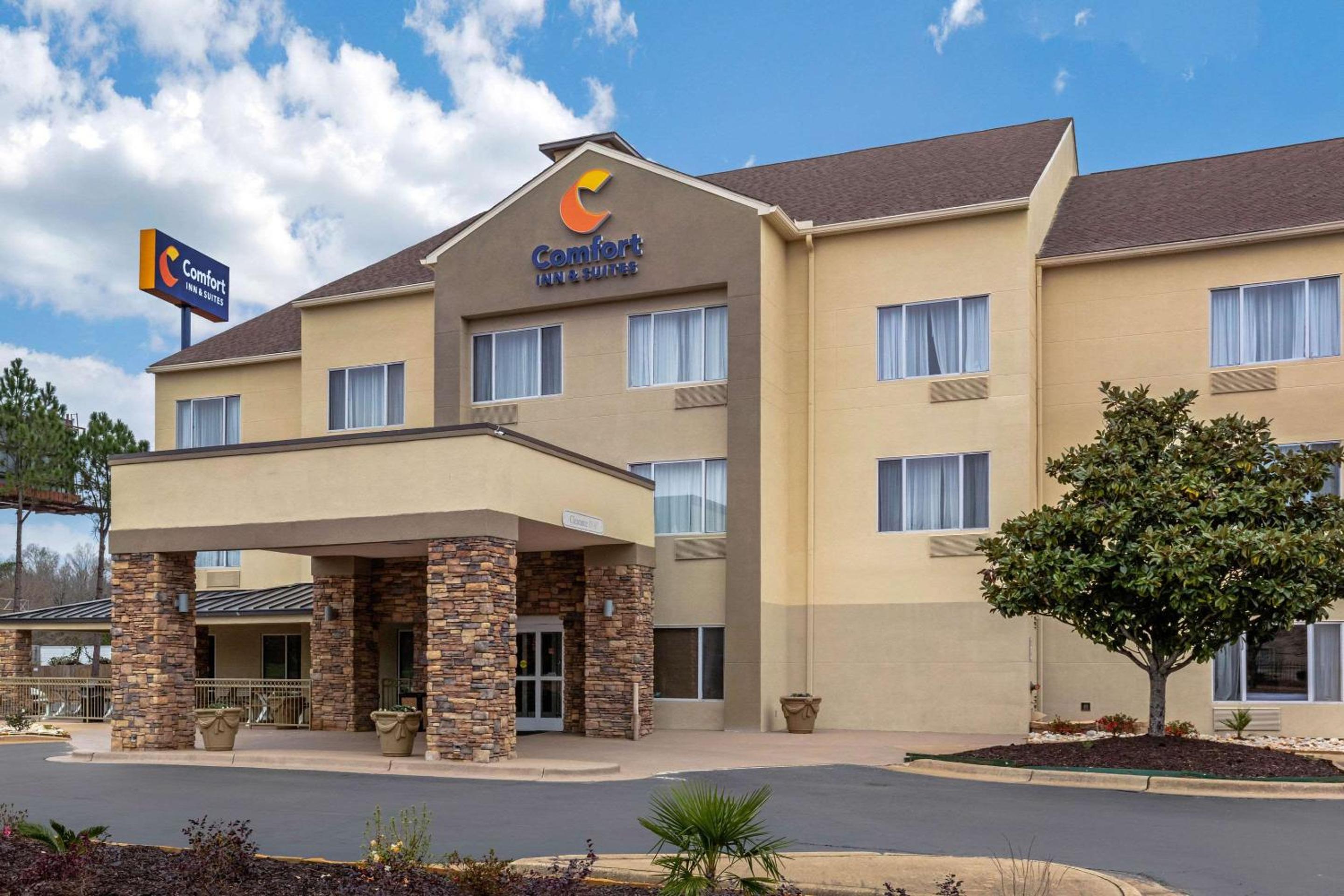 Hotel Comfort Inn & Suites Montgomery East Carmichael Rd - Image 1
