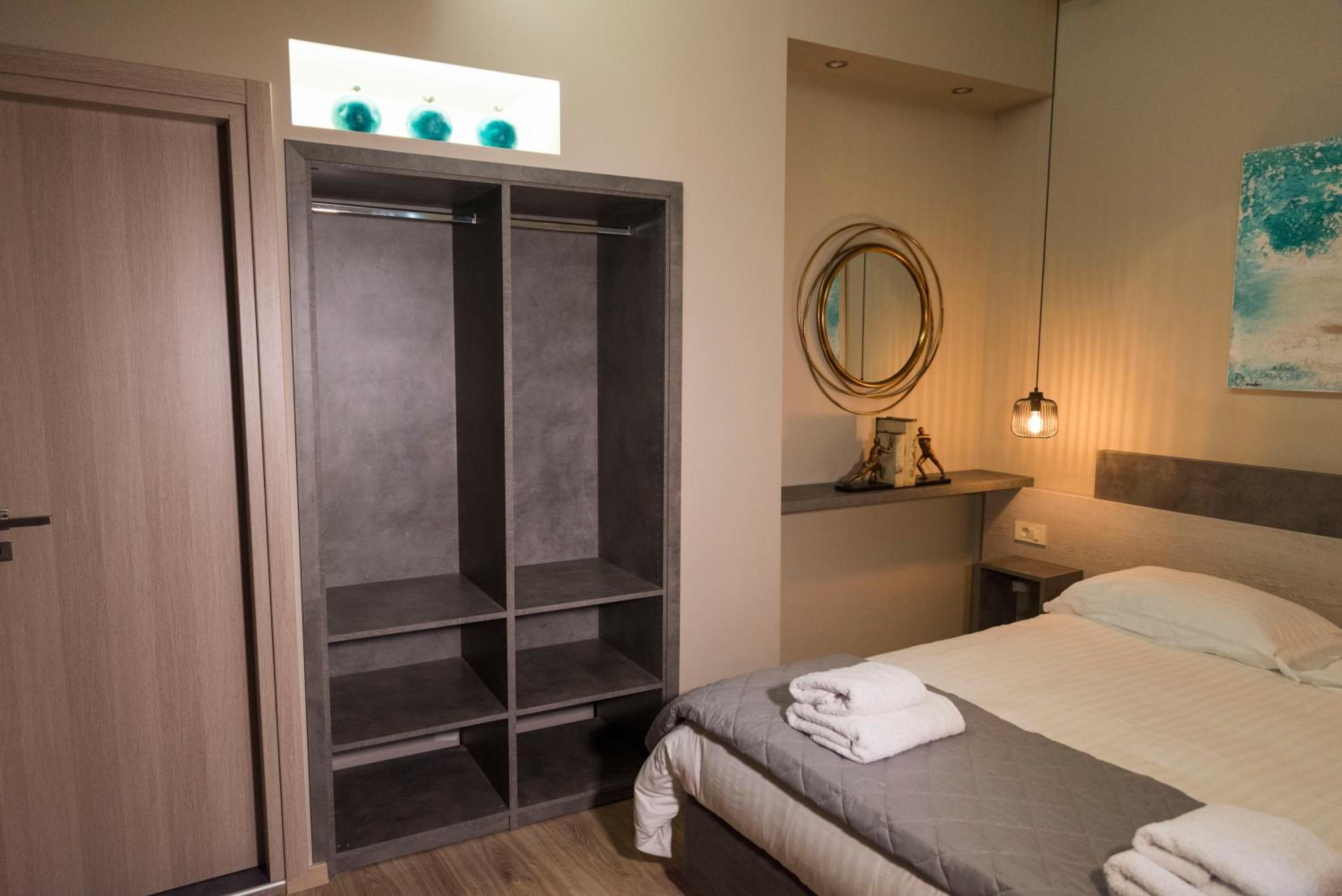 Wisdom Residence Luxury Apartments at Plaka