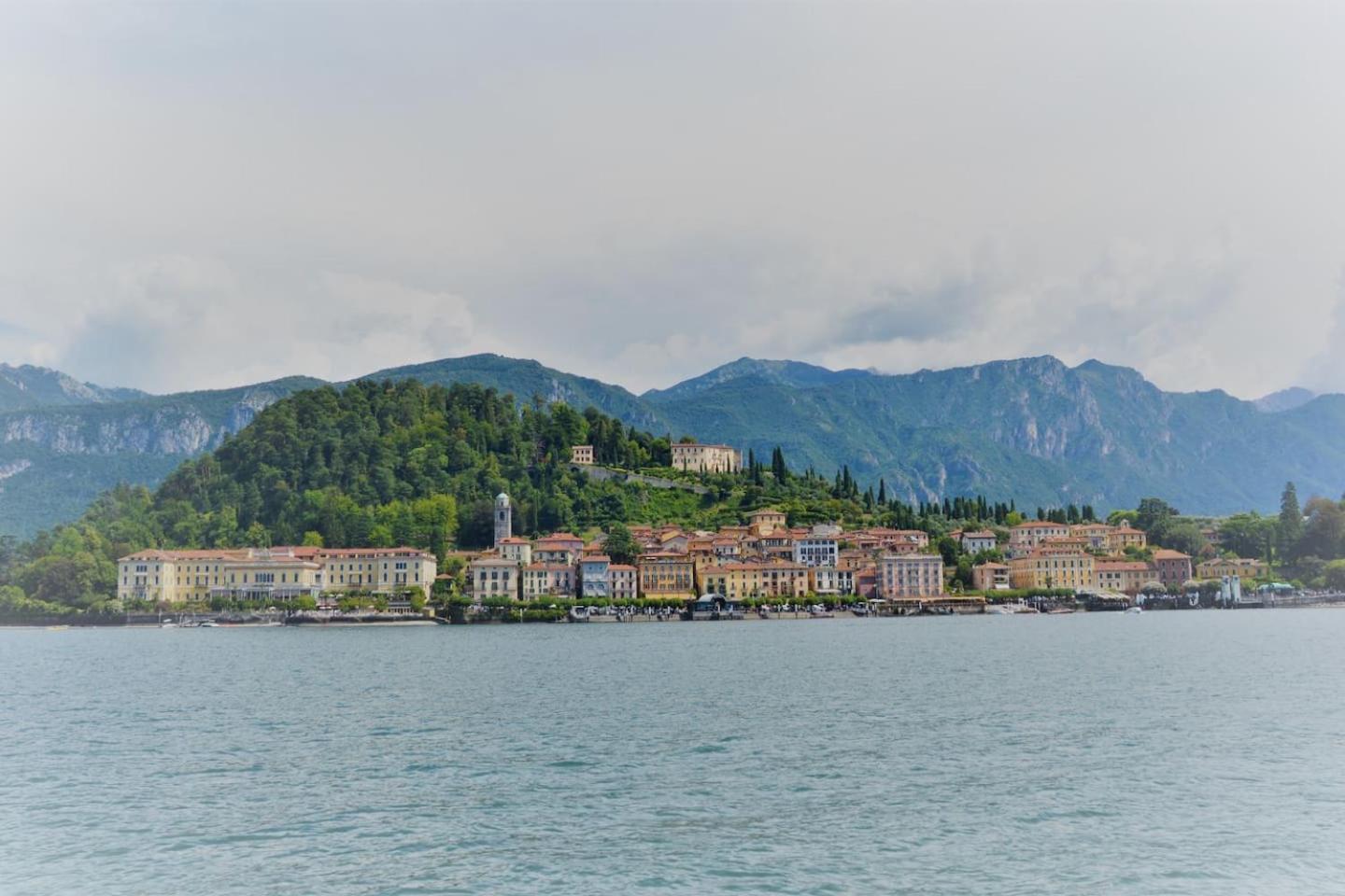 Hotel Bellagio Love apartment Pool Near lake Free parking - Image 1