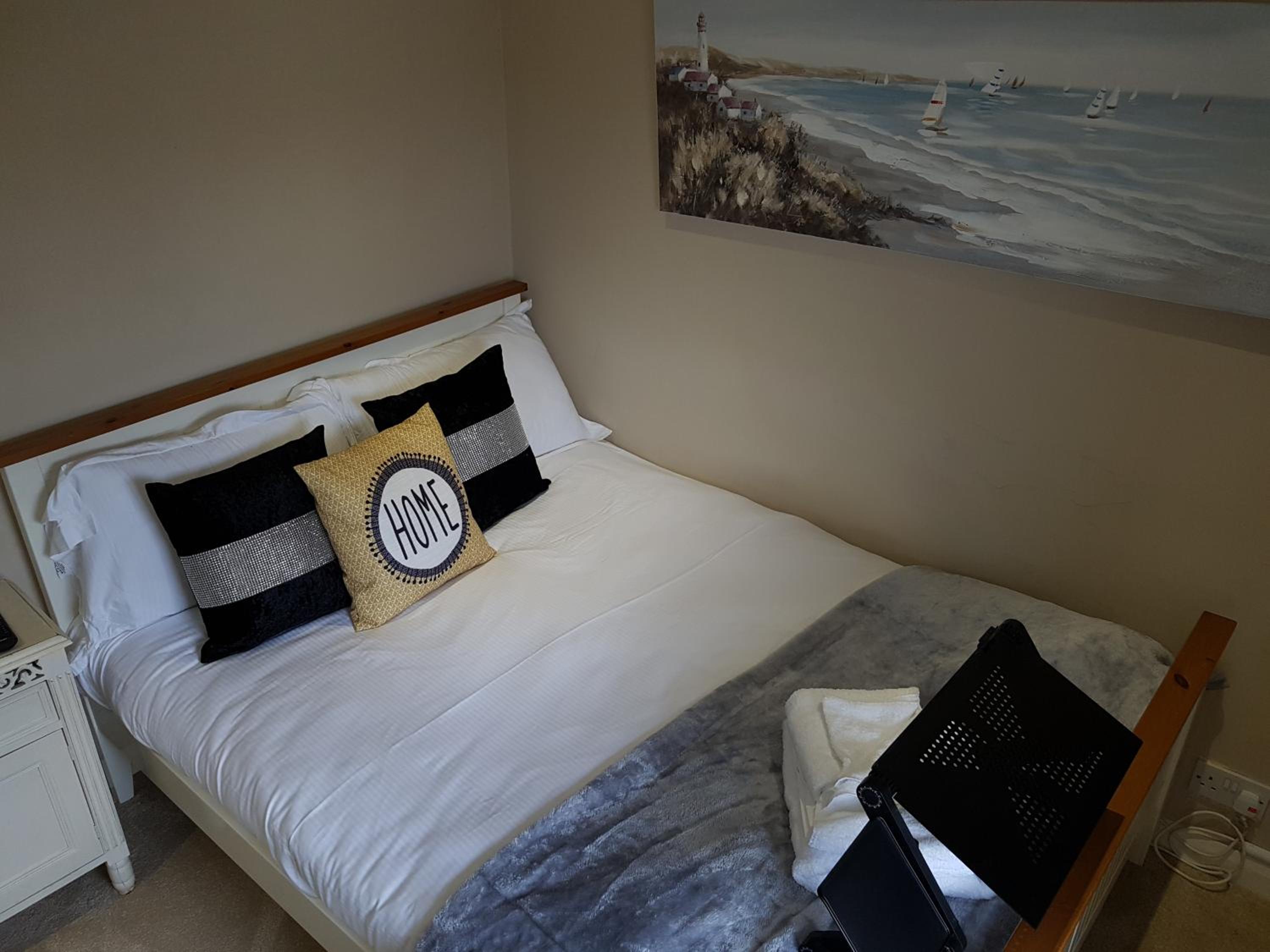 Slough Centre Townhouse with driveway parking for up to two cars view 4