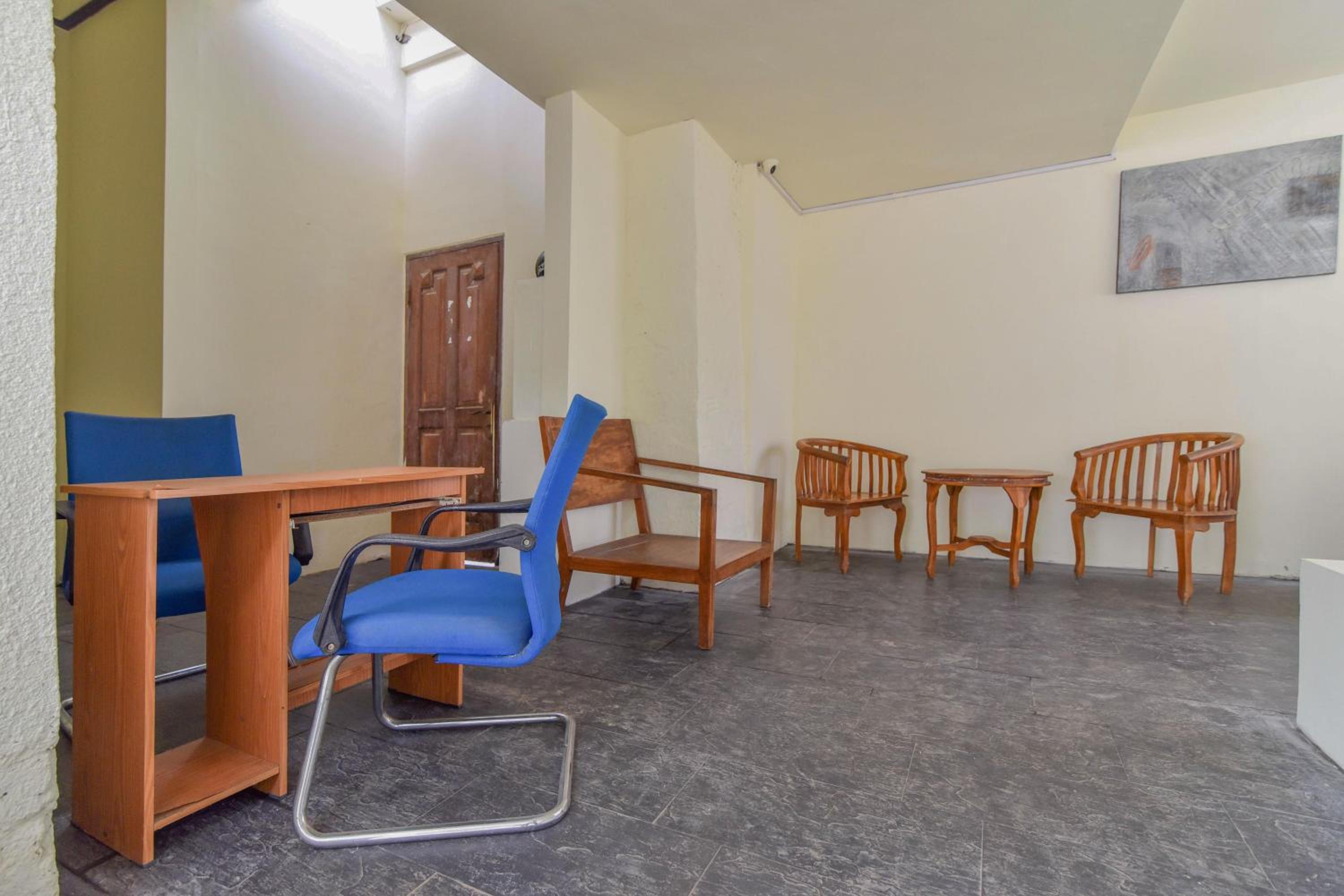 RedDoorz Plus near Seminyak Square