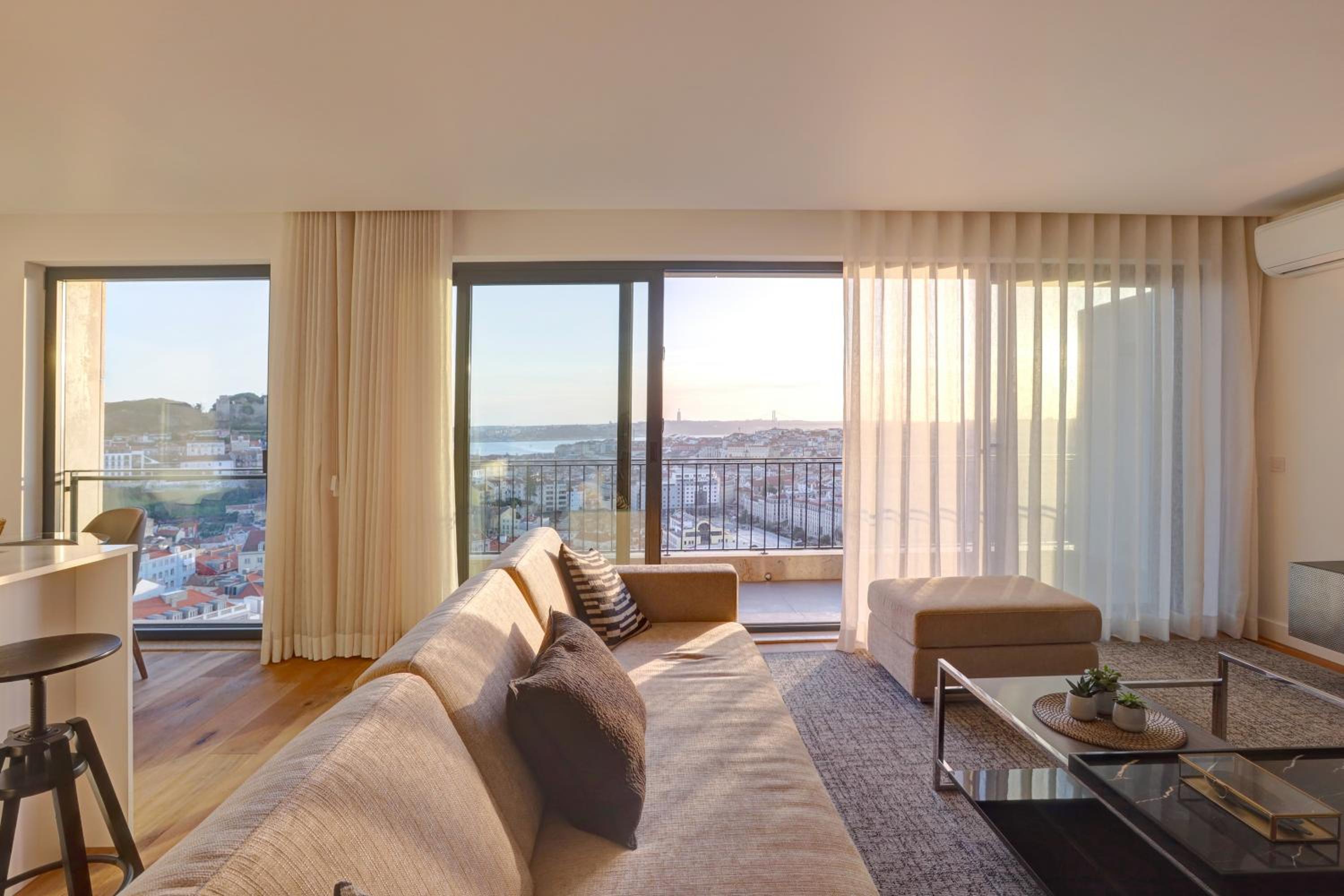 Luxury Graça Apartment The Most Amazing View of Lisbon view 2