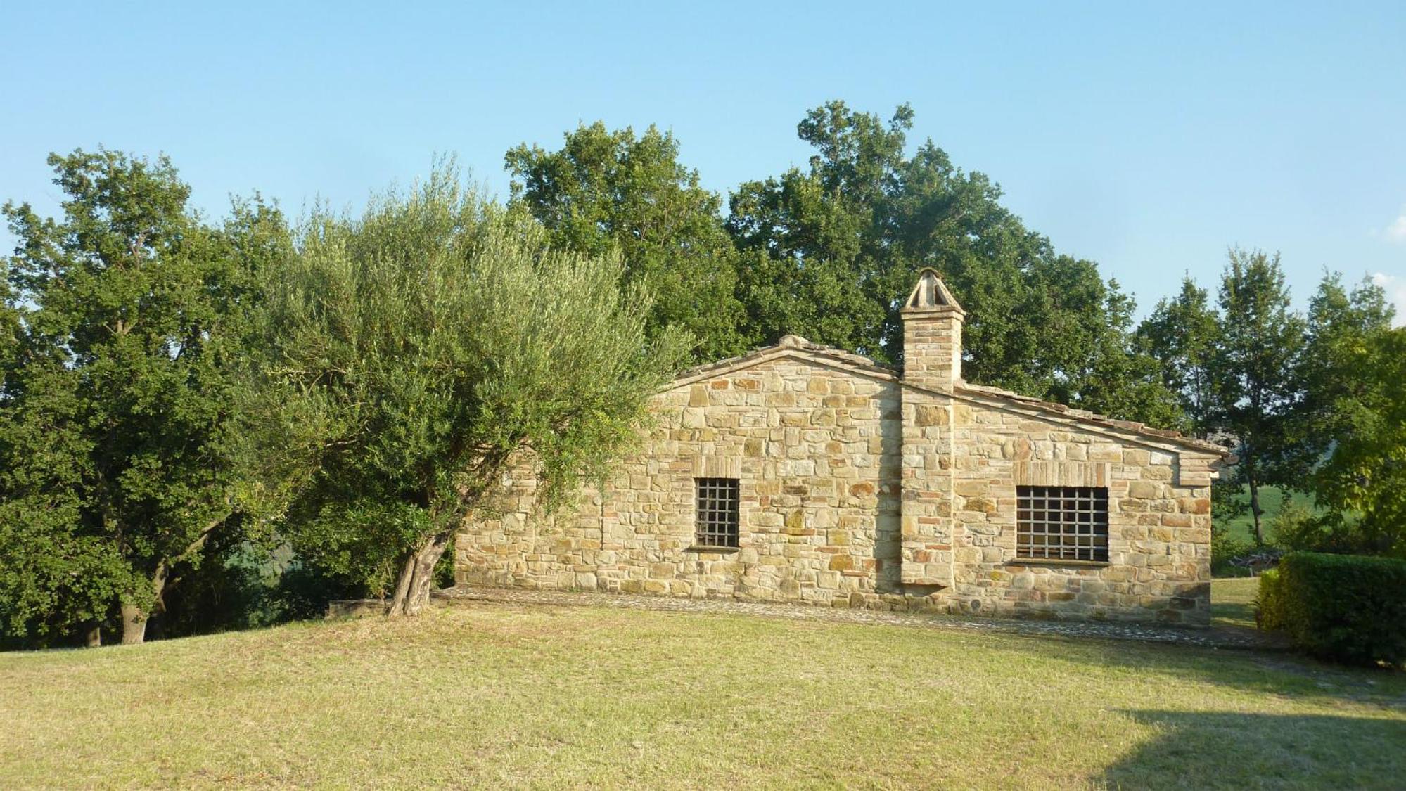 Casale Oliva in a landscape of oaks, olive e cherry trees