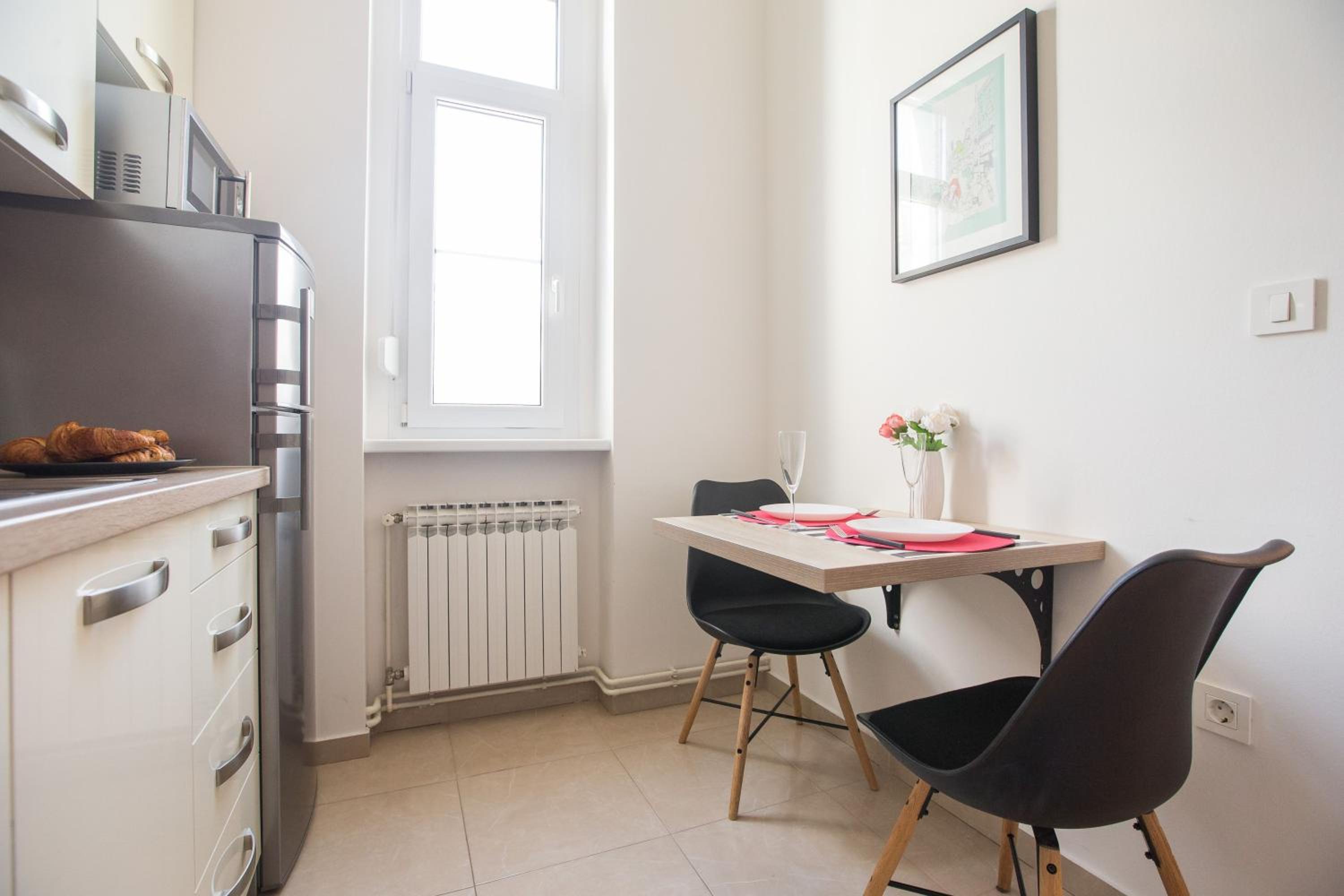 Angela Main Street Luxury Oasis & Free parking view 2