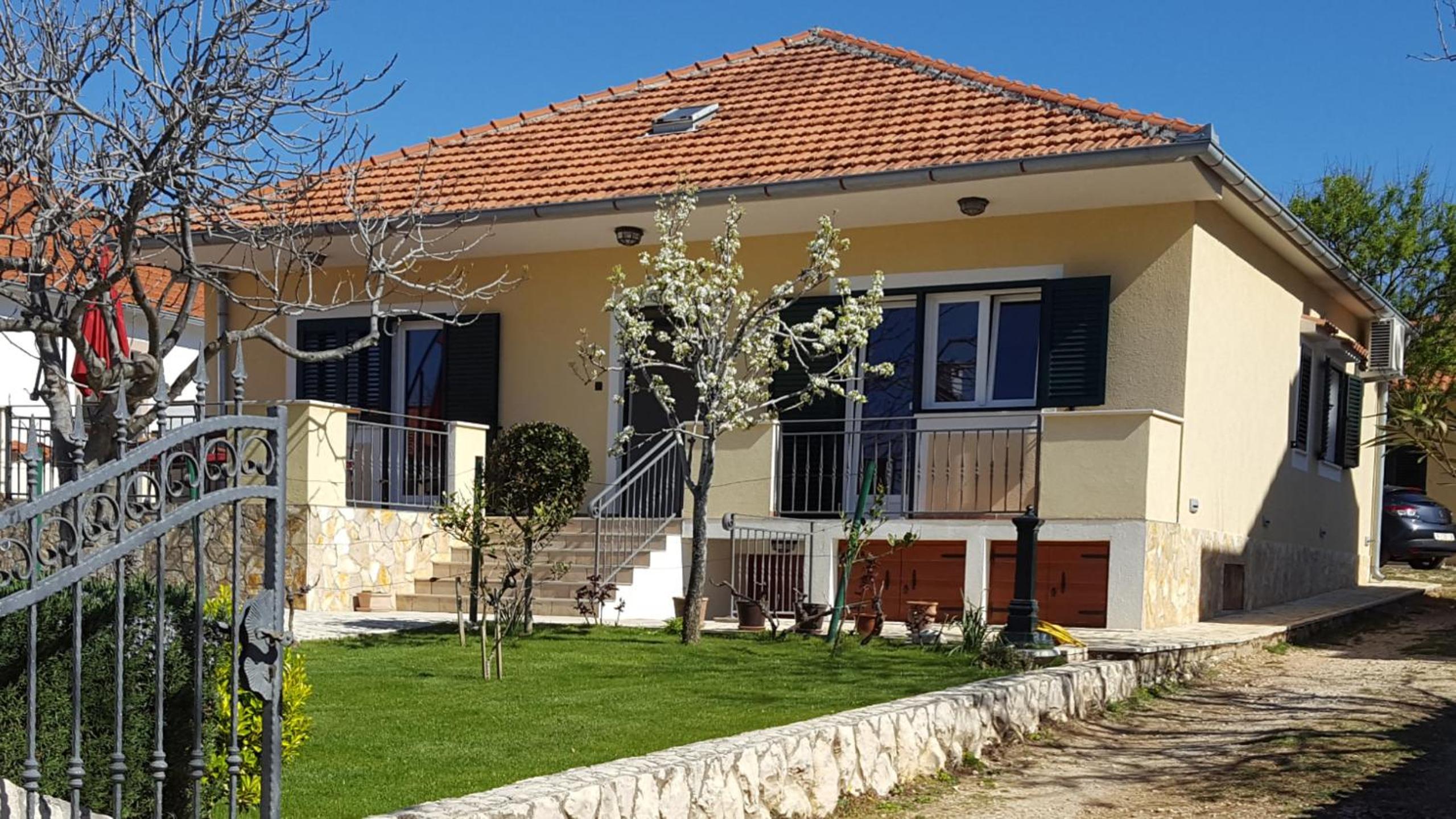 Holiday House Lavanda view 3