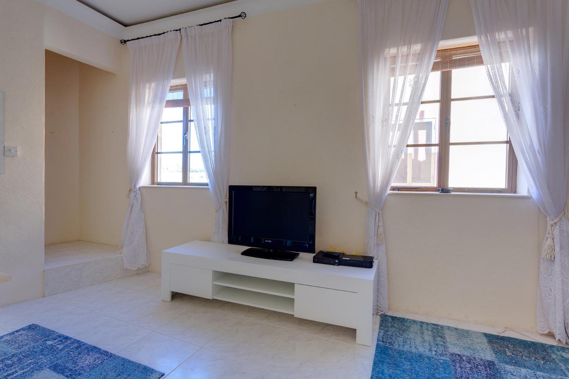 Traditional Maltese Townhouse, Roof Terrace and Views - Property Image 4