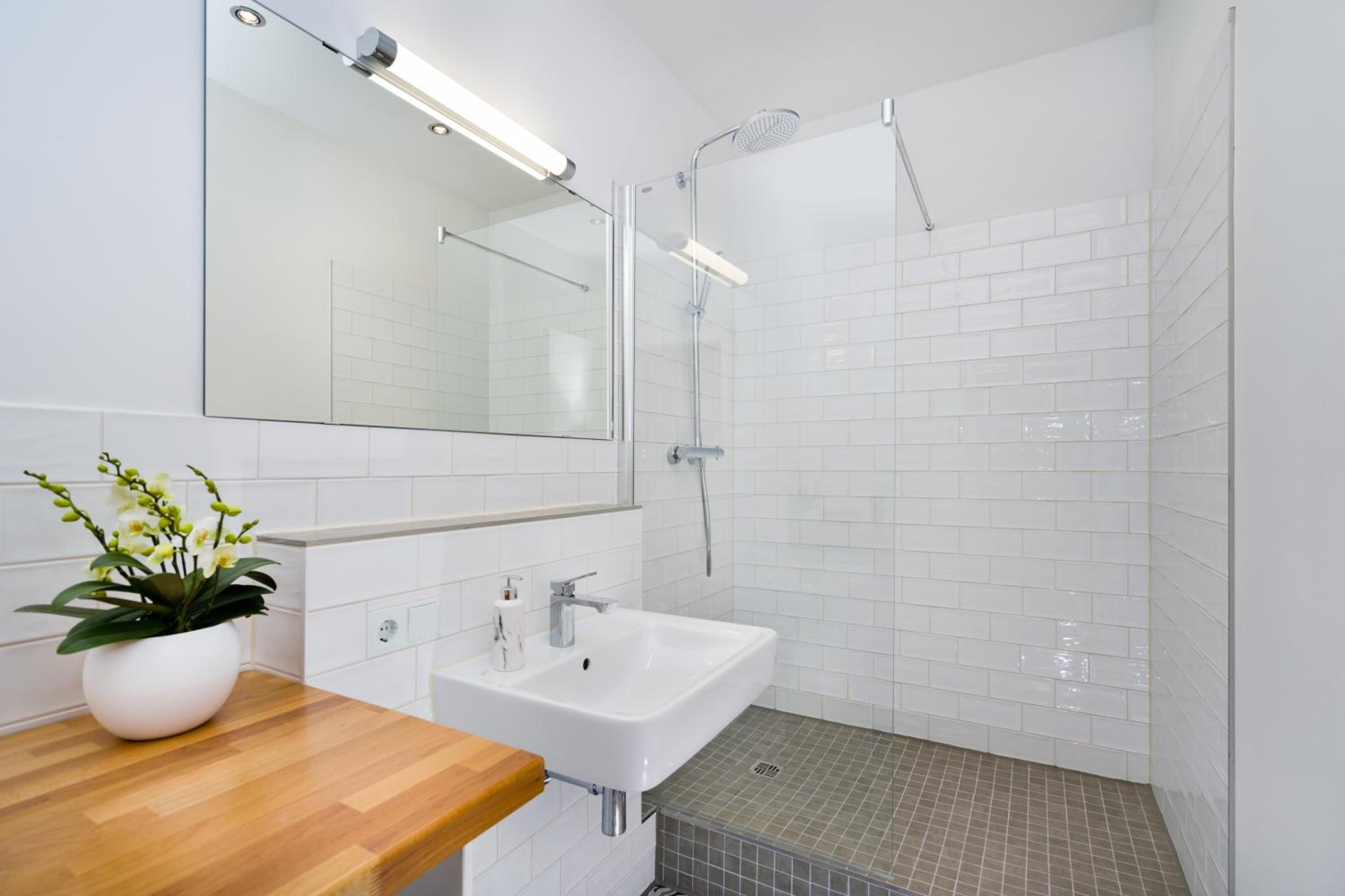 The Melchior, Luxury Industry Loft in Mitte, group & family friendly, 2 bath rooms, big dining table, ideal for 4 - 6 Guests