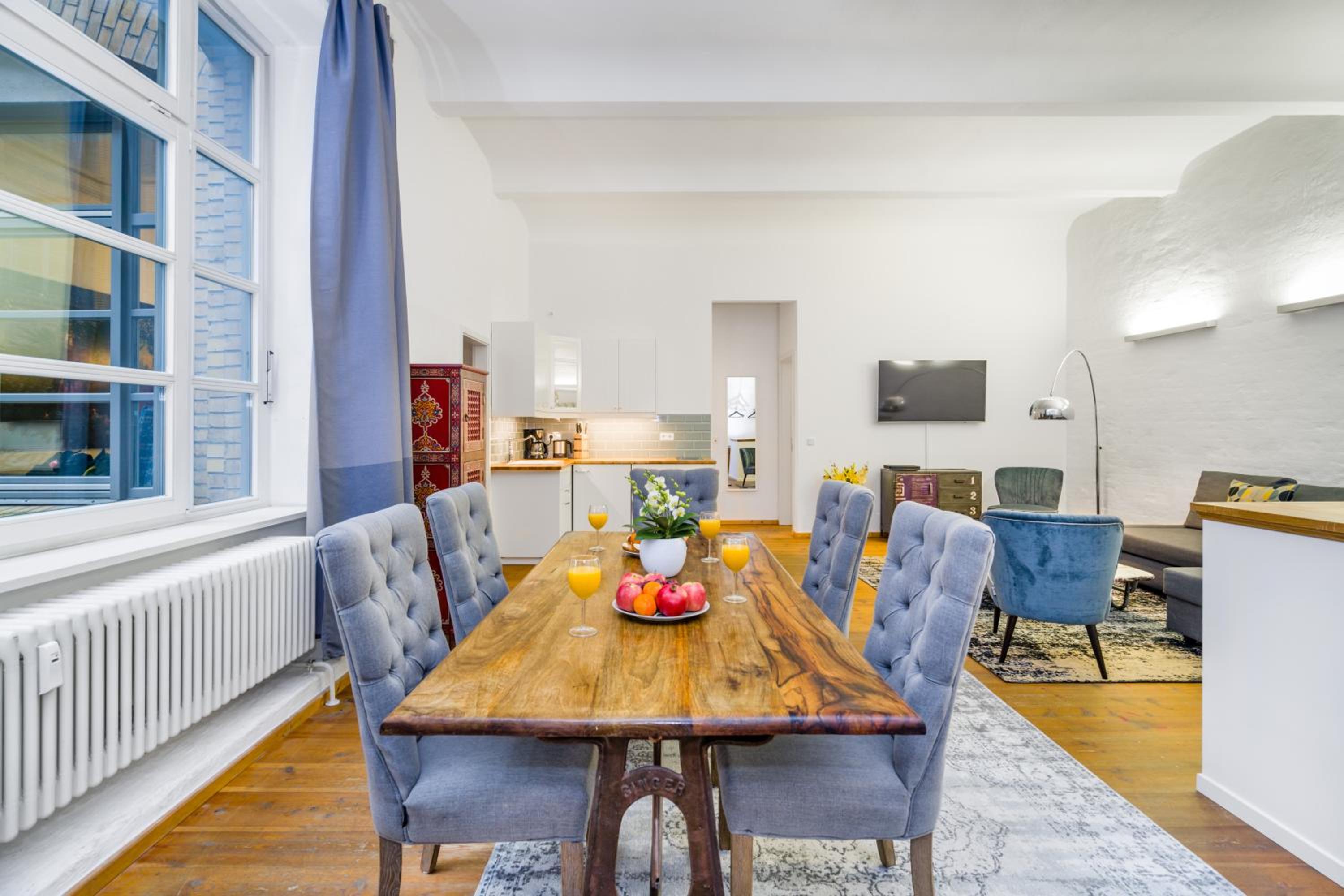The Melchior, Luxury Industry Loft in Mitte, group & family friendly, 2 bath rooms, big dining table, ideal for 4 - 6 Guests
