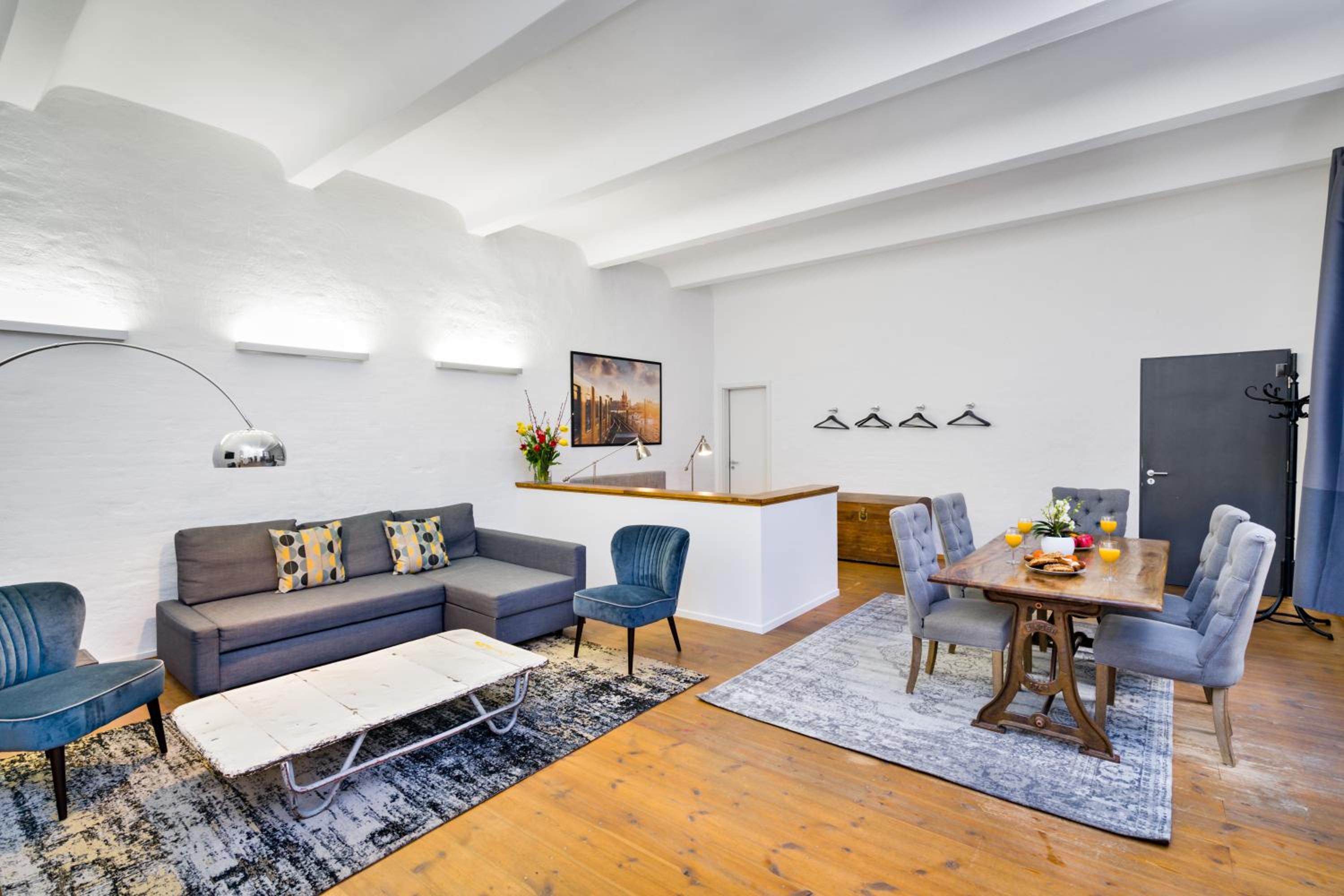The Melchior, Luxury Industry Loft in Mitte, group & family friendly, 2 bath rooms, big dining table, ideal for 4 - 6 Guests