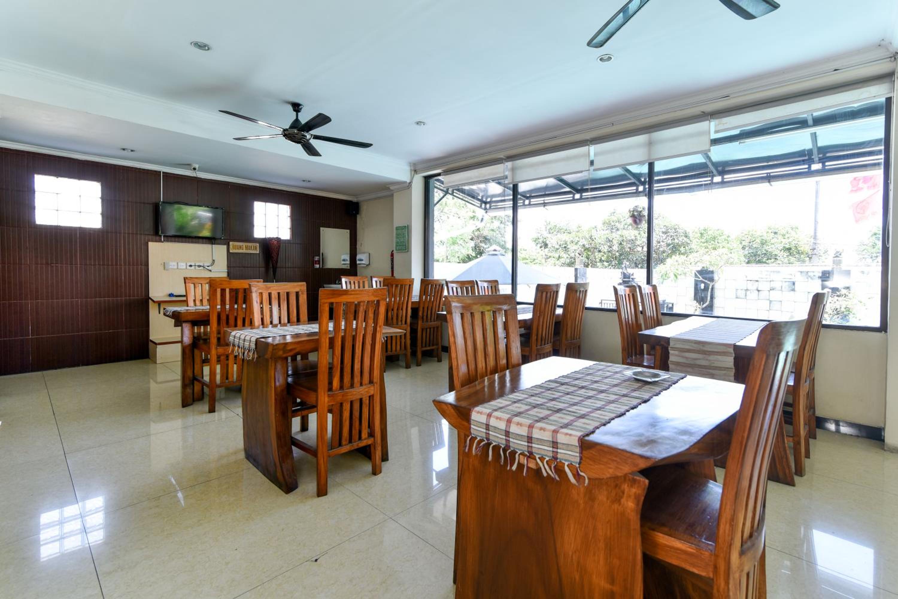 RedDoorz Plus near Mall Bali Galeria 2